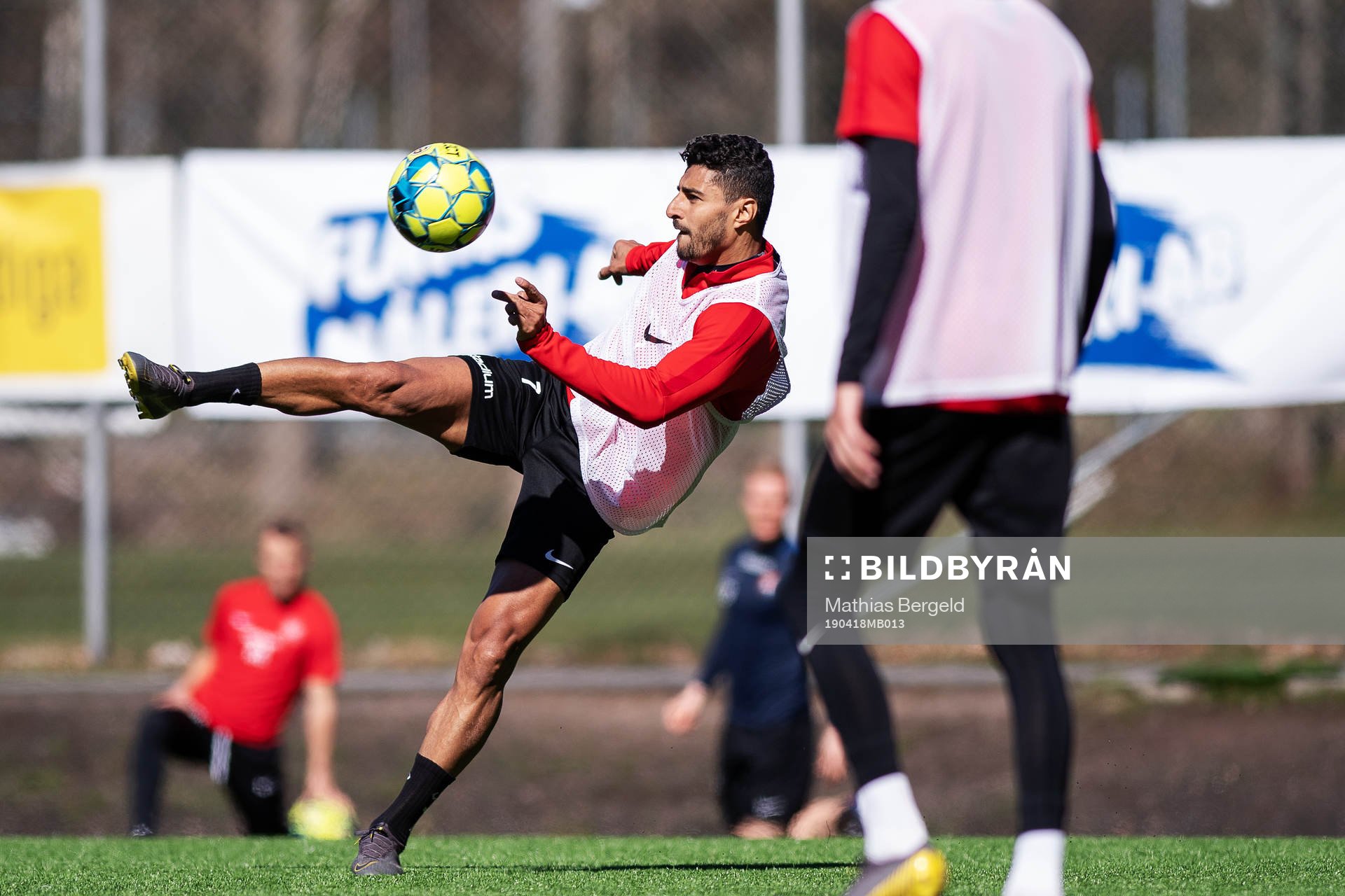 Ailton Almeida skjuter volleyskott