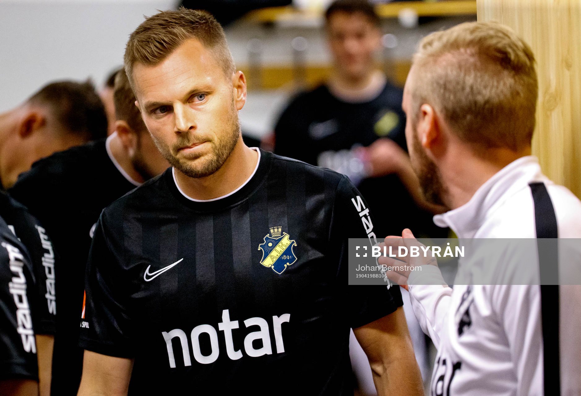 s Sebastian Larsson i omklädningsrummet