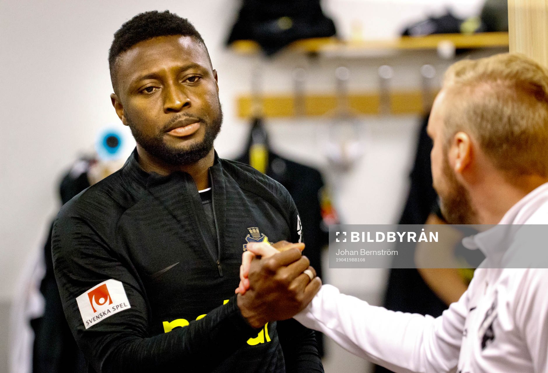 s Chinedu Ogbuke Obasi i omklädningsrummet
