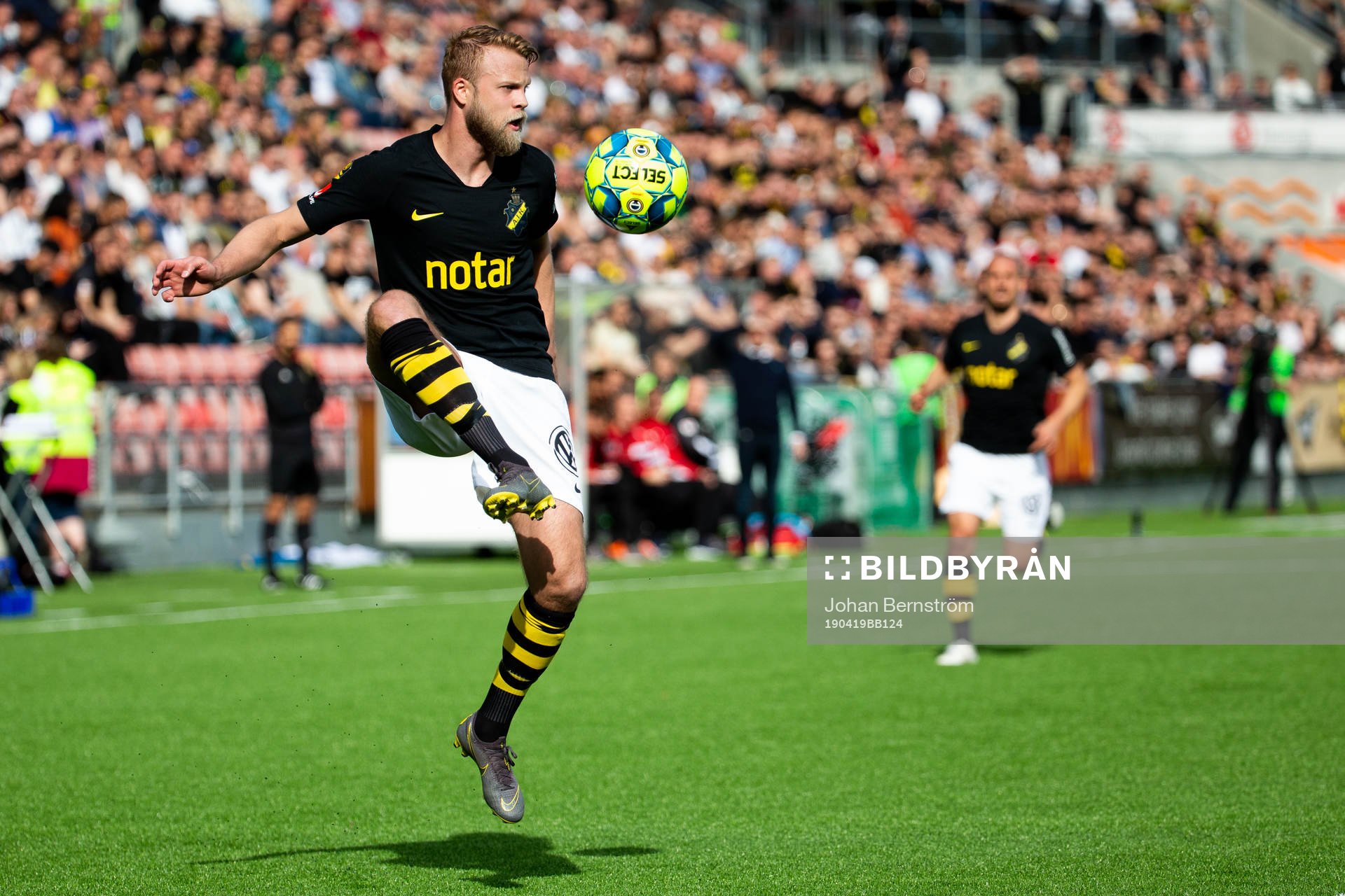 AIK:s Daniel Sundgren under fotbollsmatchen i Allsvenskan mellan Örebro och AIK den 19 april 2019 i Örebro.