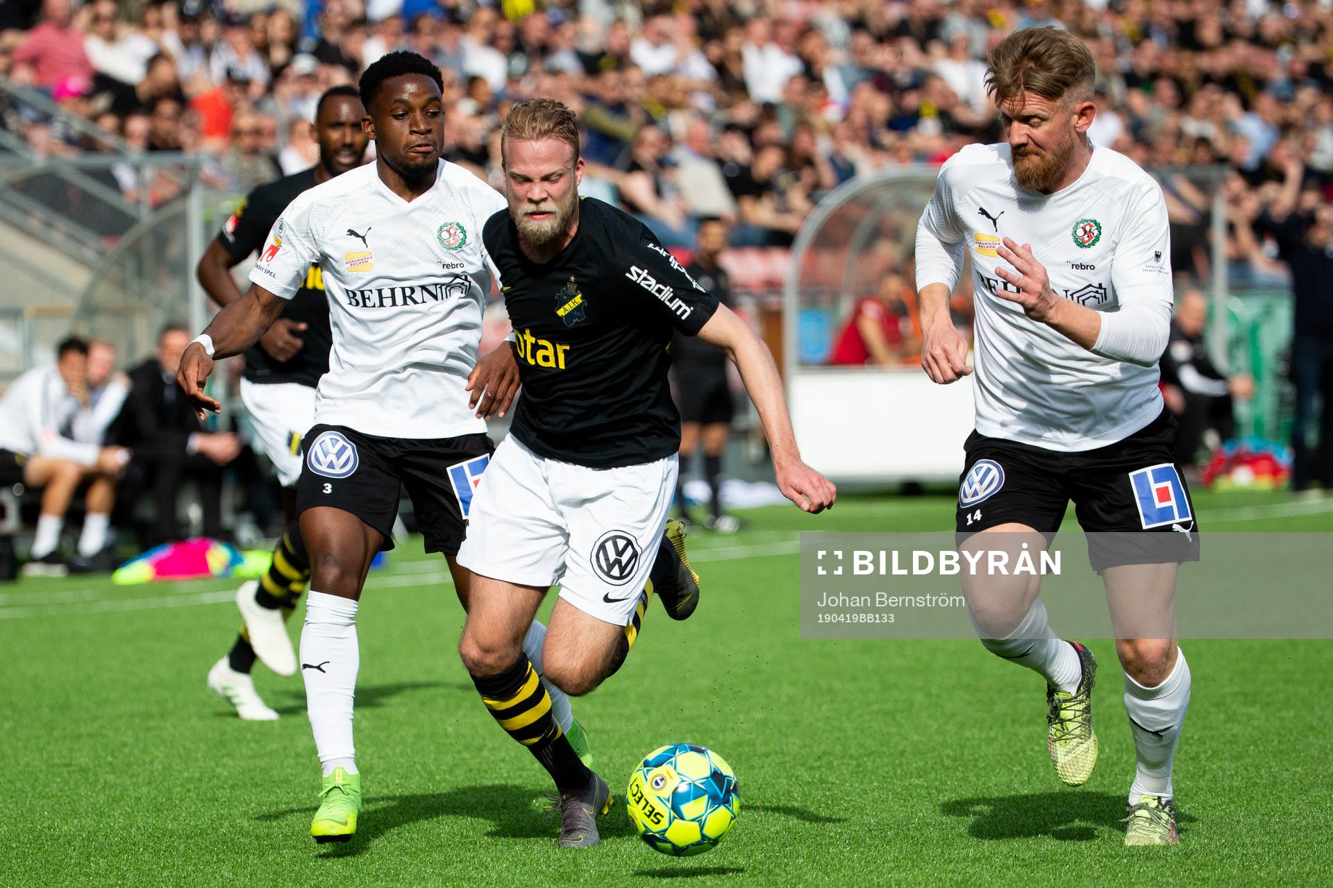AIK:s Daniel Sundgren i kamp med Örebros Kevin Wright och Michael Almebäck under fotbollsmatchen i Allsvenskan mellan Örebro och AIK den 19 april 2019 i Örebro.
