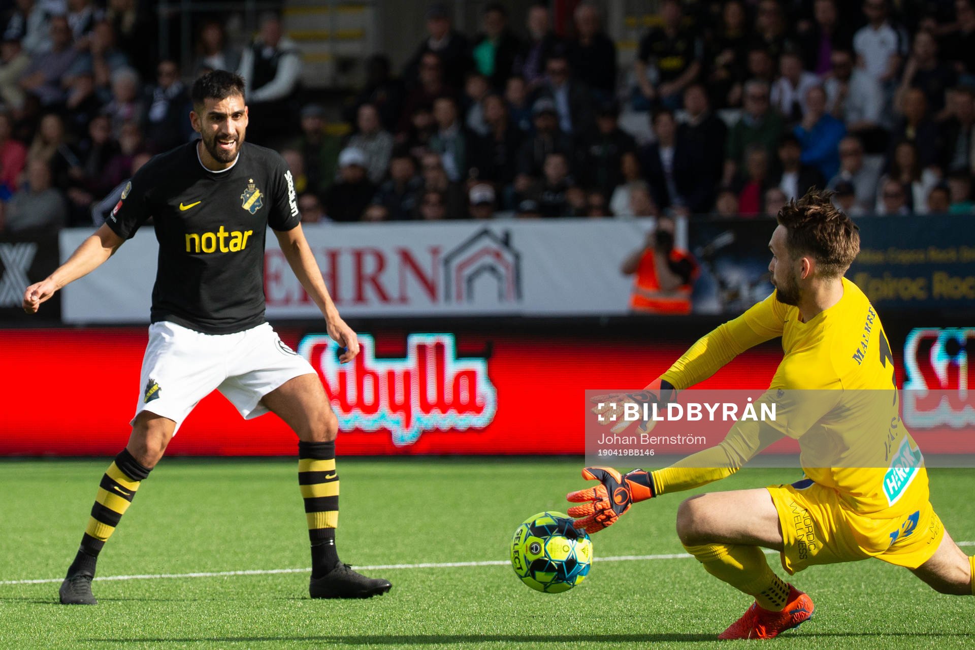 s Stefan Silva mot Örebros målvakt Oscar Jansson