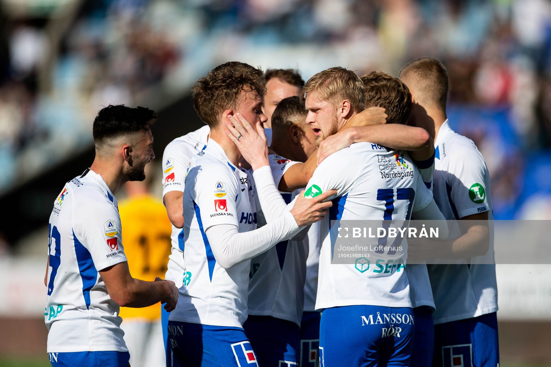 IFK Norrköpings spelare jublar med Kalle Holmberg efter sitt 1-0 mål under fotbollsmatchen i Allsvenskan mellan IFK Norrköping och Falkenberg den 19 april 2019 i Norrköping.
