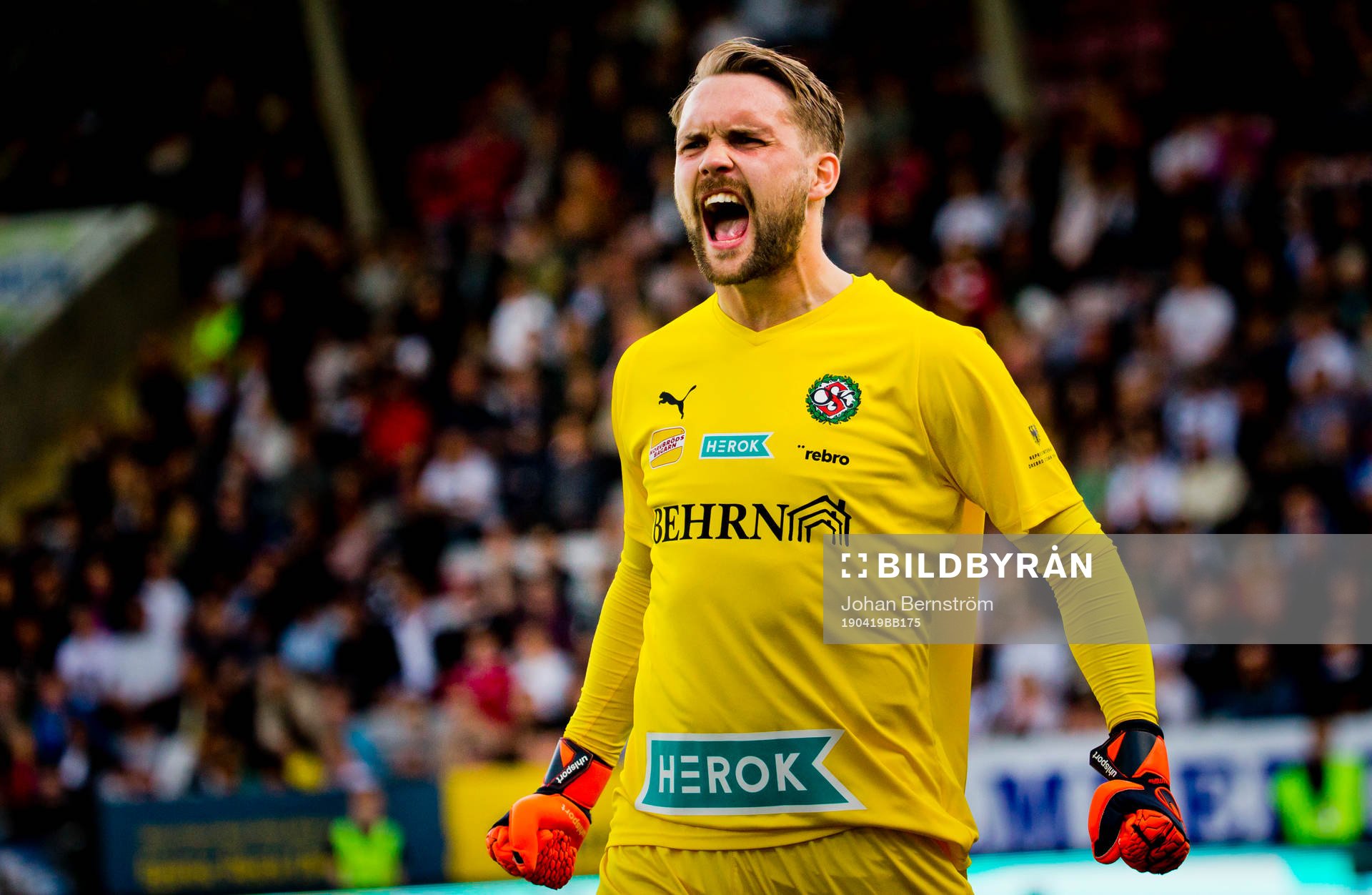 Örebros målvakt Oscar Jansson jublar under fotbollsmatchen i Allsvenskan mellan Örebro och AIK den 19 april 2019 i Örebro.
