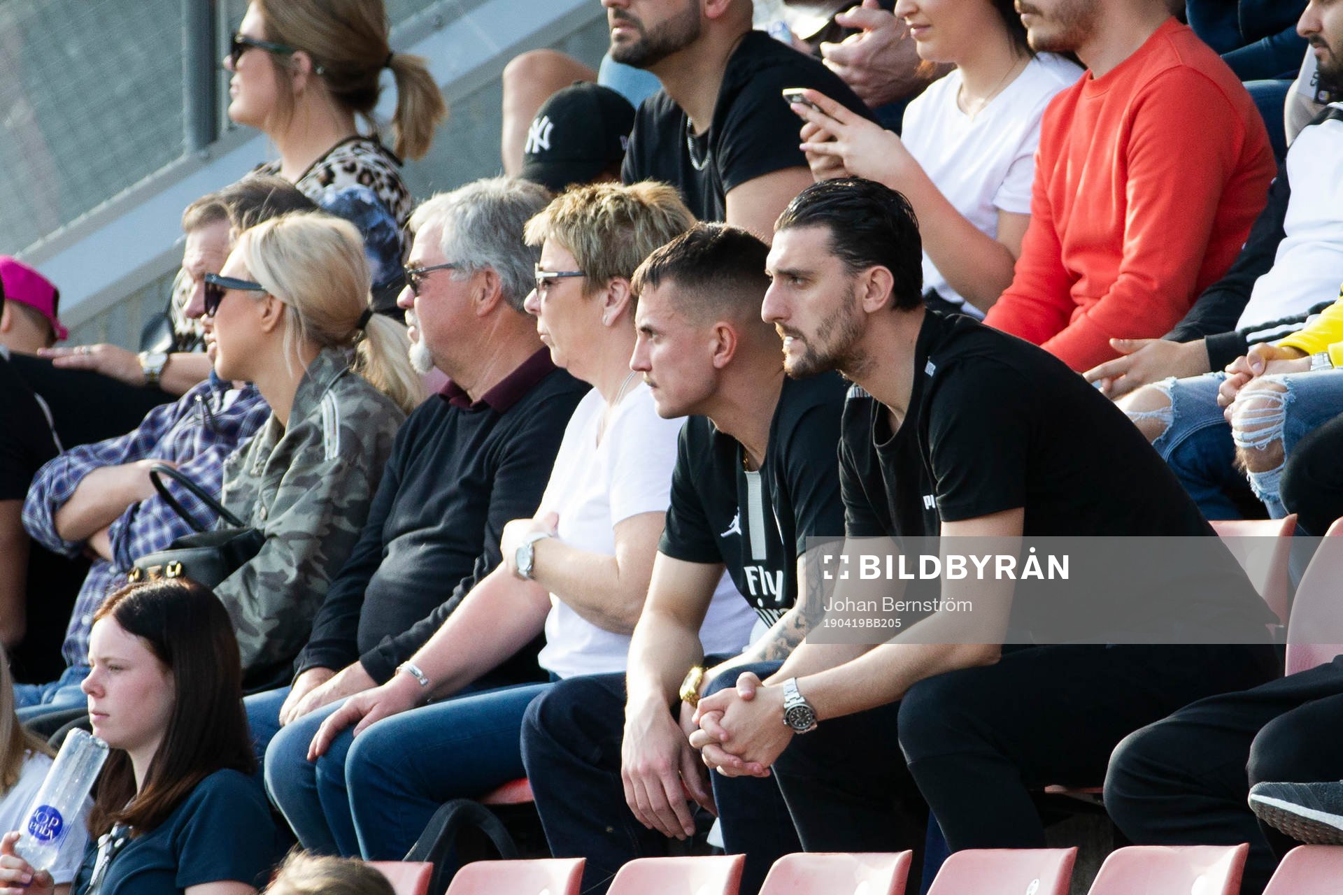 Örebros Agon Mehmeti på läktaren