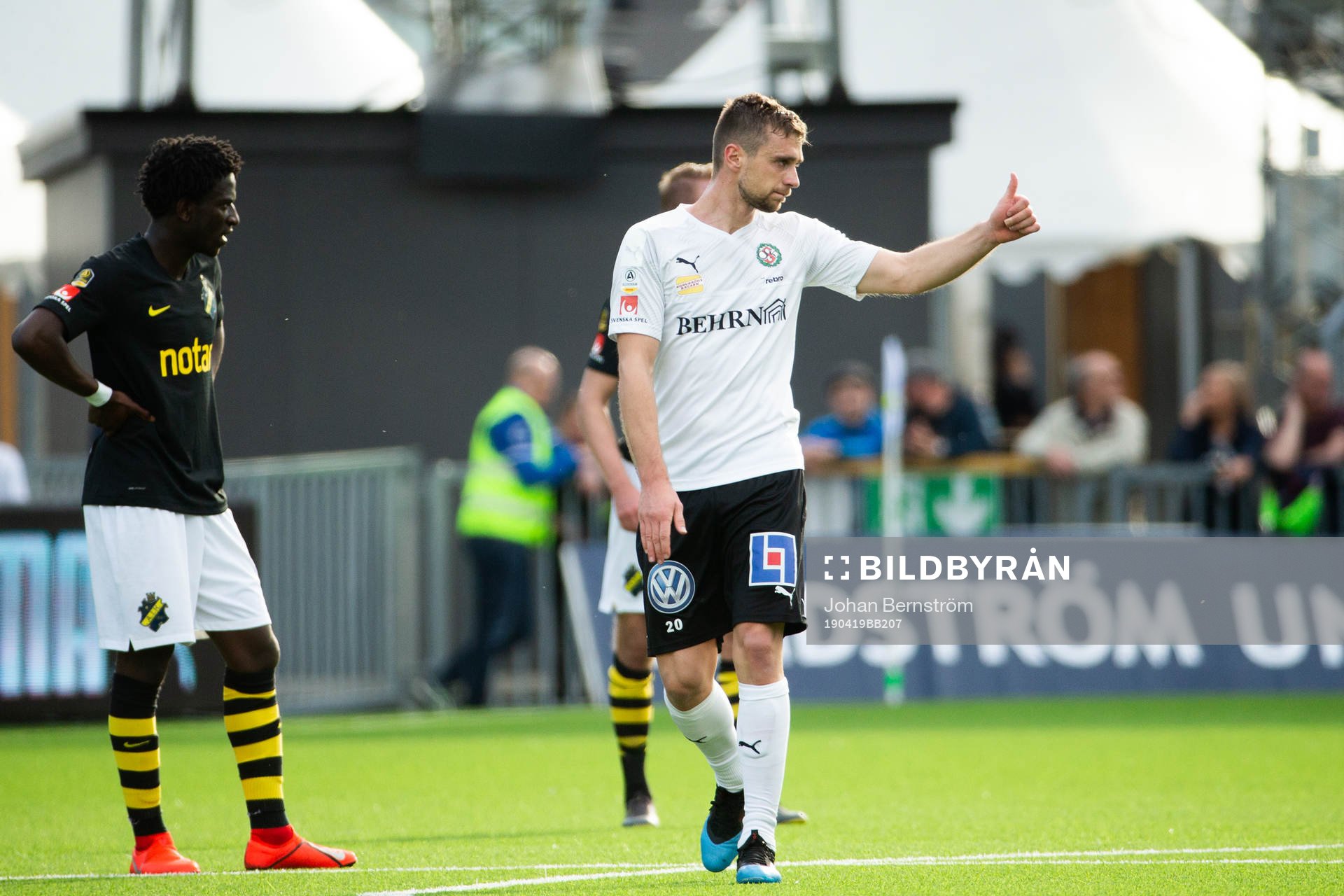 Örebros Filip Rogic jublar efter 1-0 målet under fotbollsmatchen i Allsvenskan mellan Örebro och AIK den 19 april 2019 i Örebro.