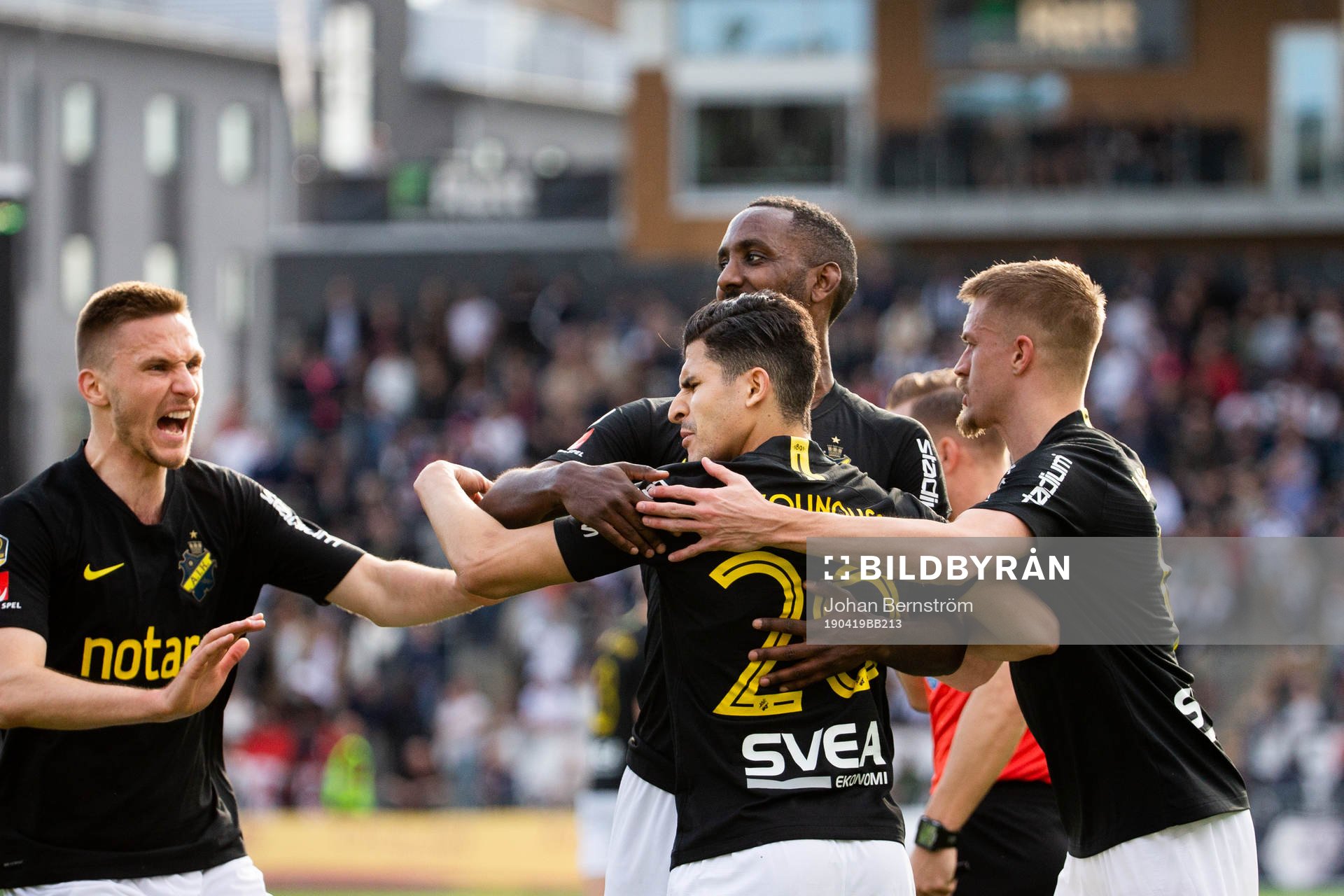 AIK:s spelare jublar med Tarik Elyounoussi efter 1-1 målet under fotbollsmatchen i Allsvenskan mellan Örebro och AIK den 19 april 2019 i Örebro.