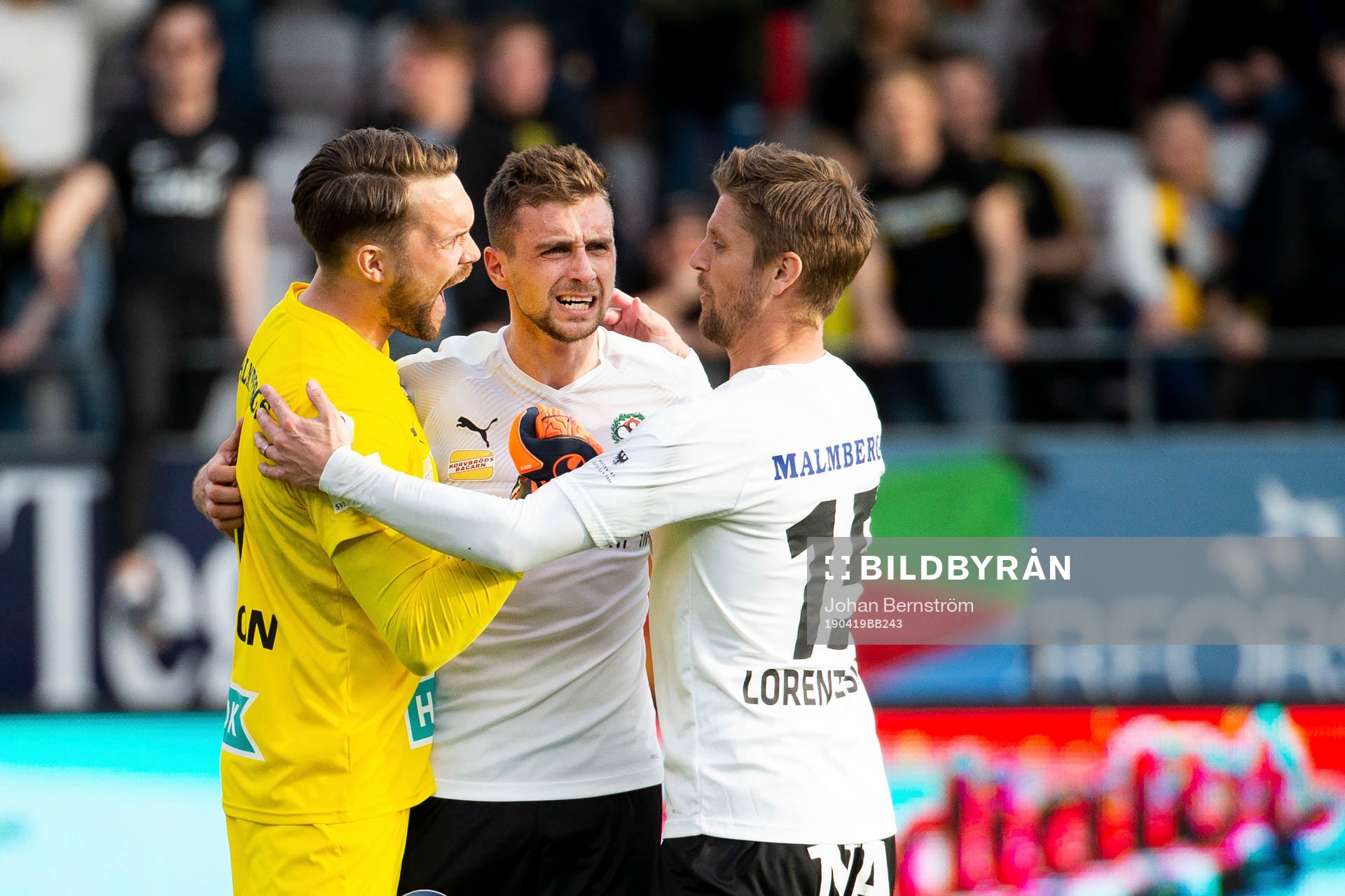 Örebros Filip Rogic jublar med målvakt Oscar Jansson och Martin Lorentzson efter 2-1 målet under fotbollsmatchen i Allsvenskan mellan Örebro och AIK den 19 april 2019 i Örebro.
