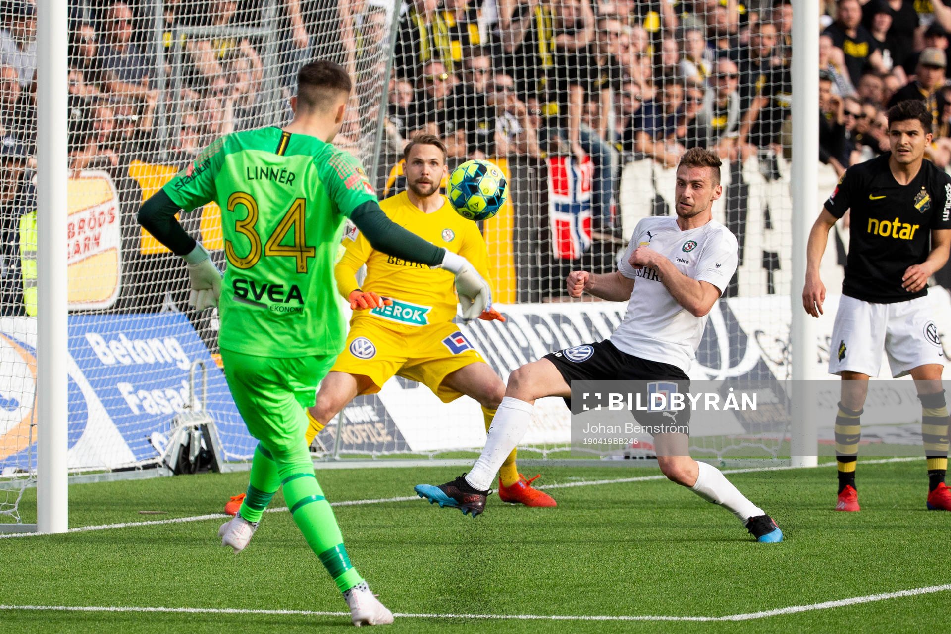 s målvakt Oscar Linnér med målchans mot Örebros