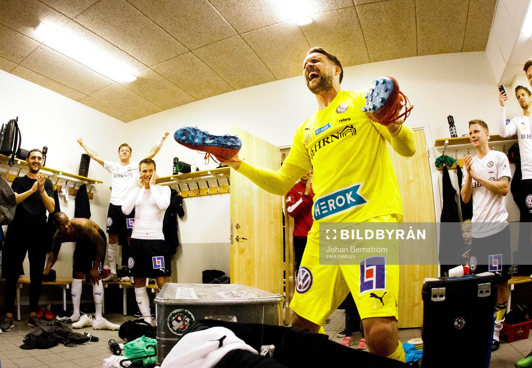 Örebros målvakt Oscar Jansson jublar