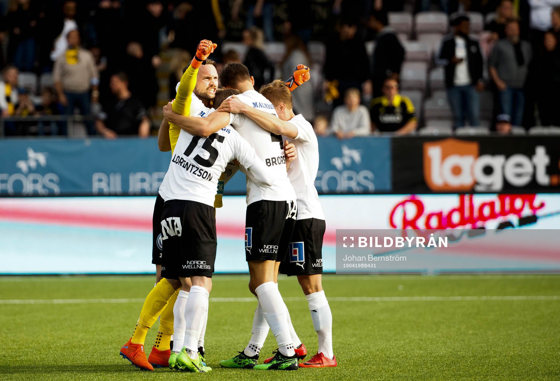 Örebros målvakt Oscar Jansson jublar under fotbollsmatchen i Allsvenskan mellan Örebro och AIK den 19 april 2019 i Örebro.