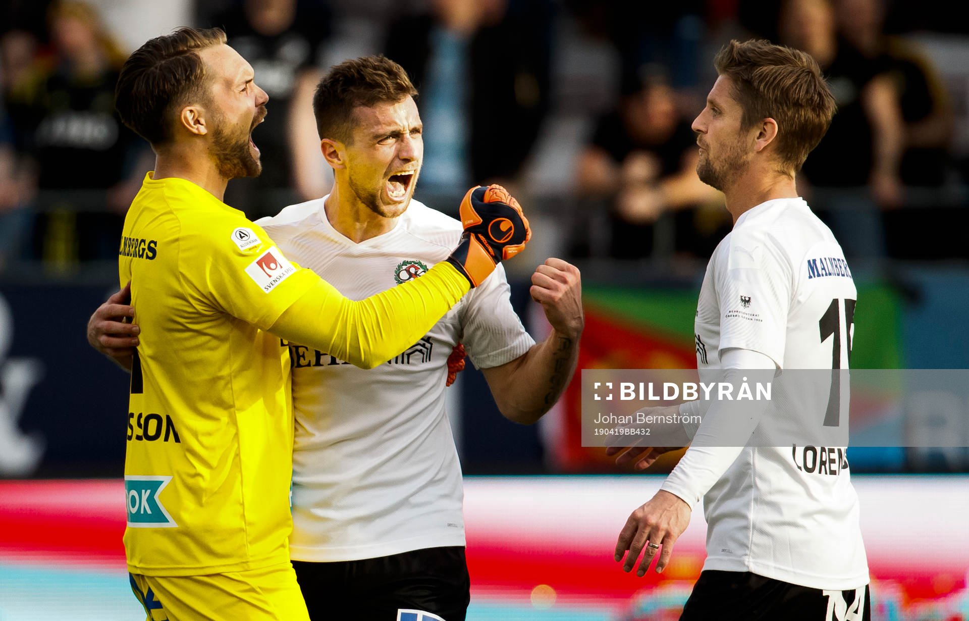 Örebros målvakt Oscar Jansson och Filip Rogic jublar under fotbollsmatchen i Allsvenskan mellan Örebro och AIK den 19 april 2019 i Örebro.