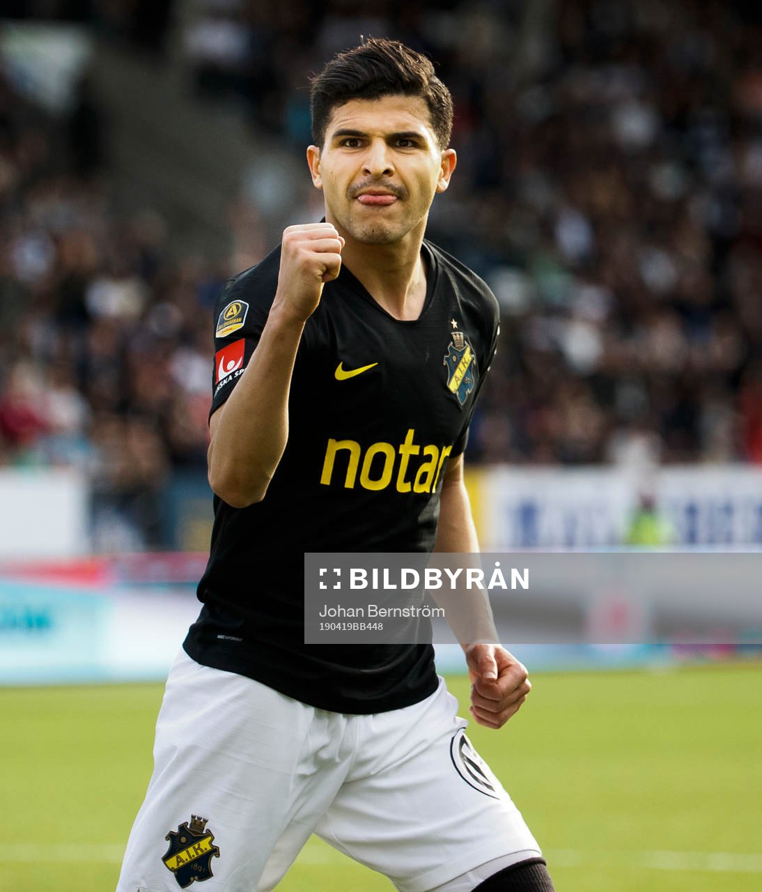 AIK:s Tarik Elyounoussi gör 1-1 och jublar under fotbollsmatchen i Allsvenskan mellan Örebro och AIK den 19 april 2019 i Örebro.