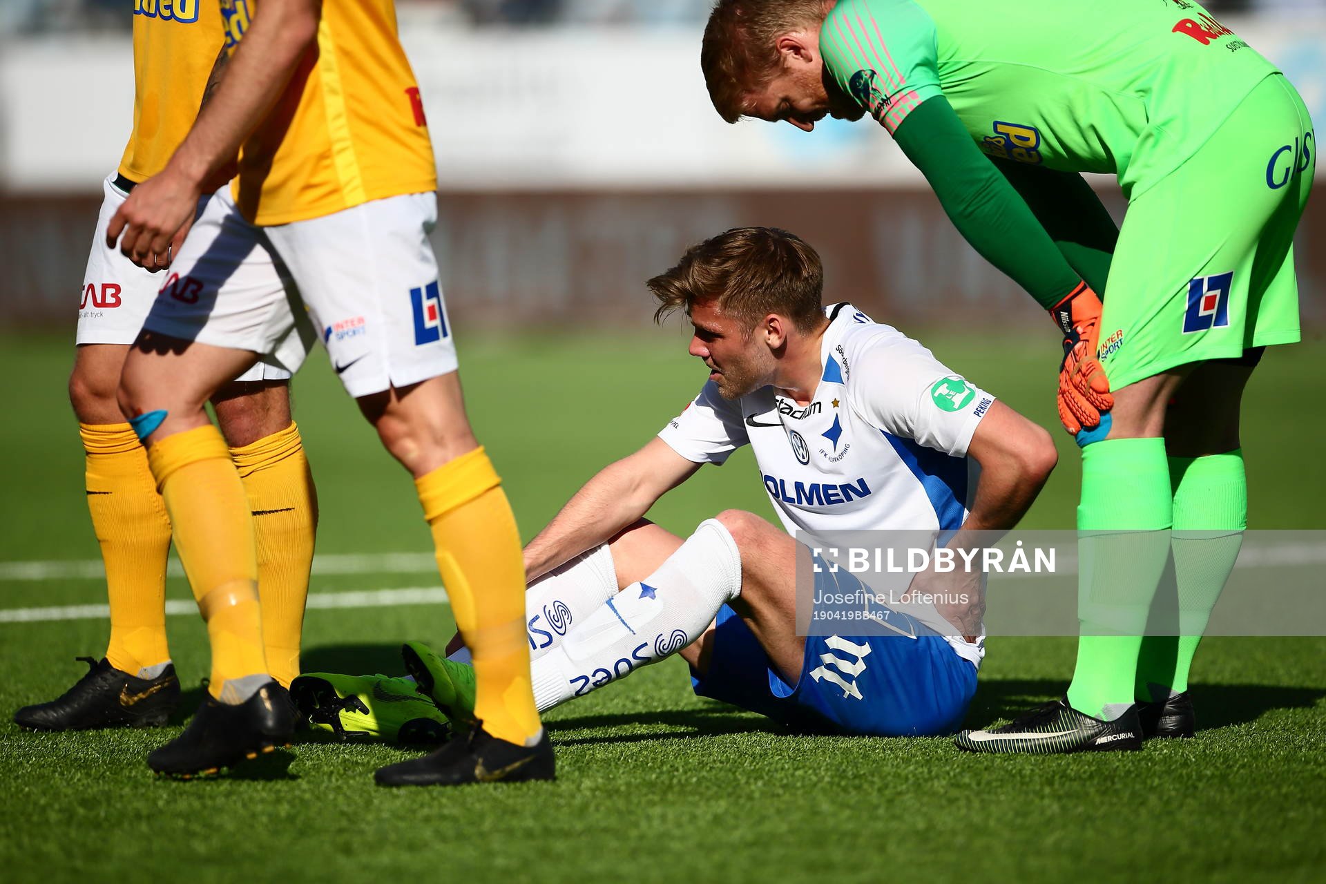 IFK Norrköpings Christoffer Nyman tar sig i sidan och har