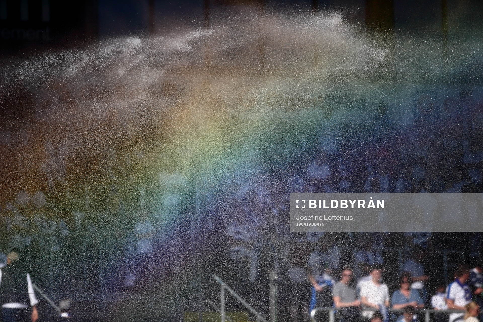 Bevattningen av konstgräset ger en regnbåge framför IFK