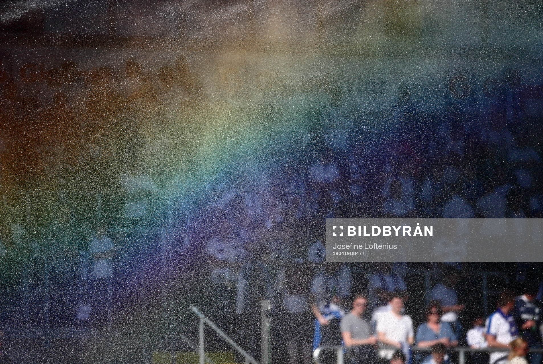 Bevattningen av konstgräset ger en regnbåge framför IFK