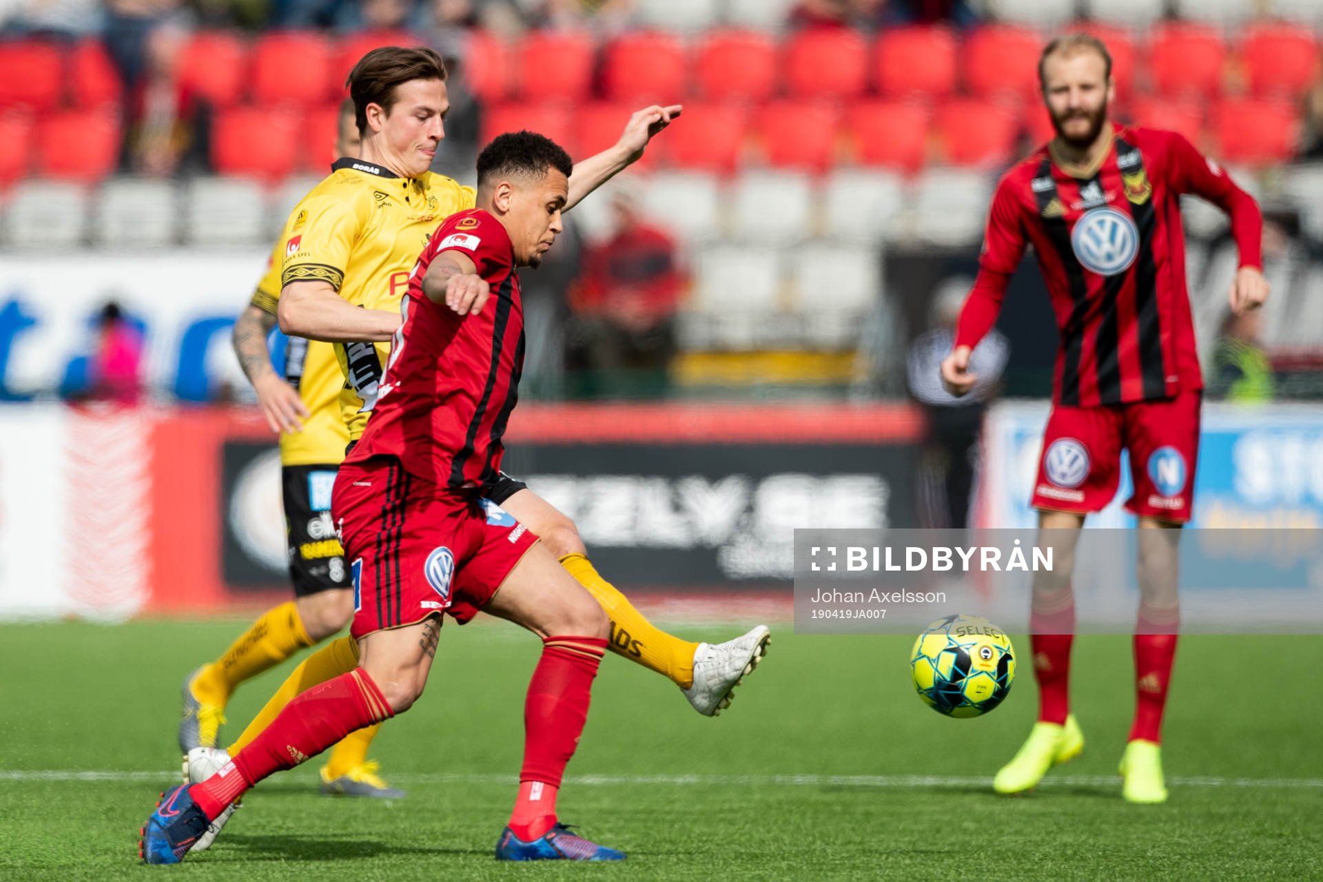 Elfsborgs Simon Olsson och Östersunds Ravel Ryan Morrison