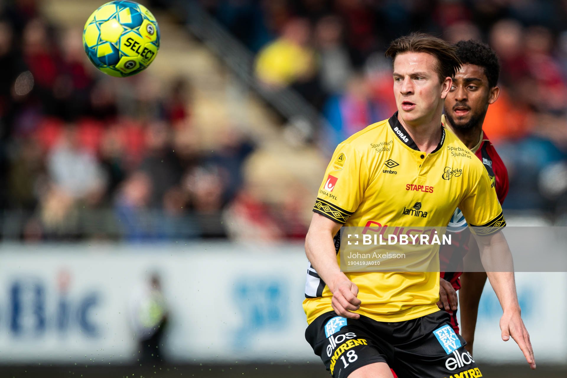 Elfsborgs Simon Olsson och Östersunds Tesfaldet Tekie