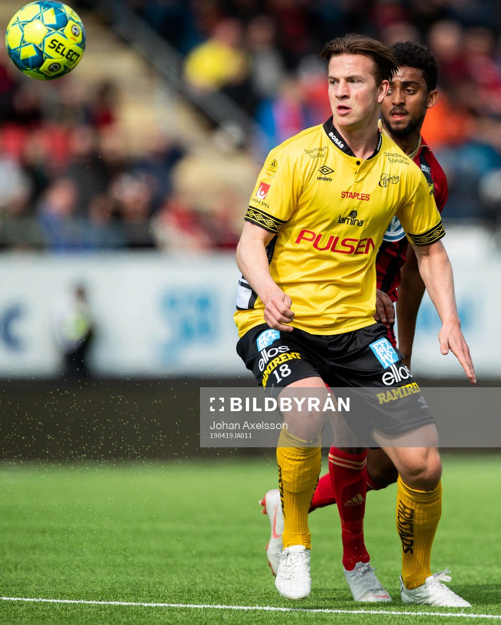 Elfsborgs Simon Olsson och Östersunds Tesfaldet Tekie