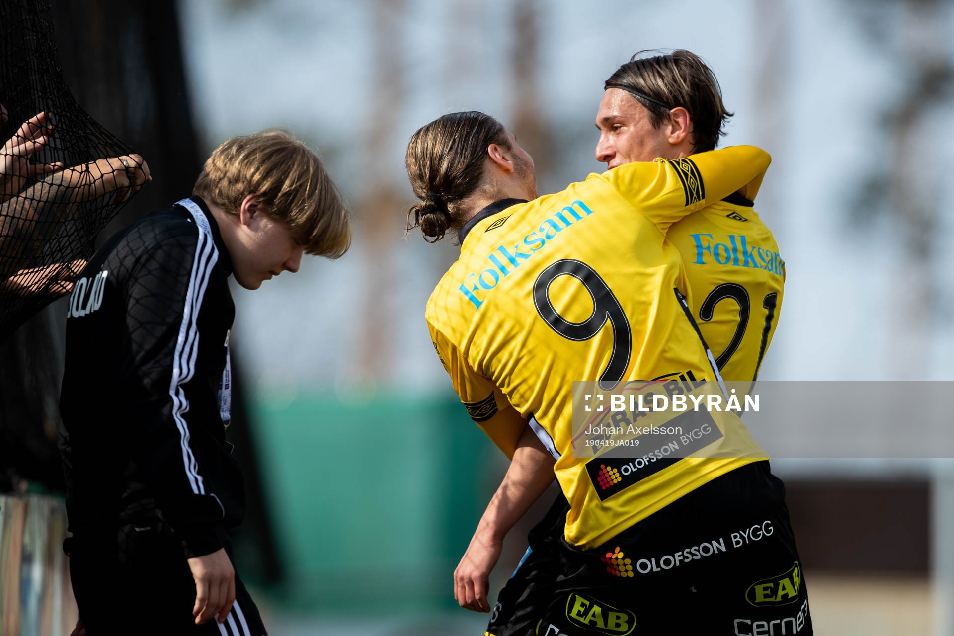 Elfsborgs Jonathan Levi jublar med Pawel Cibicki efter sitt 0-1 mål under fotbollsmatchen i Allsvenskan mellan Östersund och Elfsborg den 19 April 2019 i Östersund.