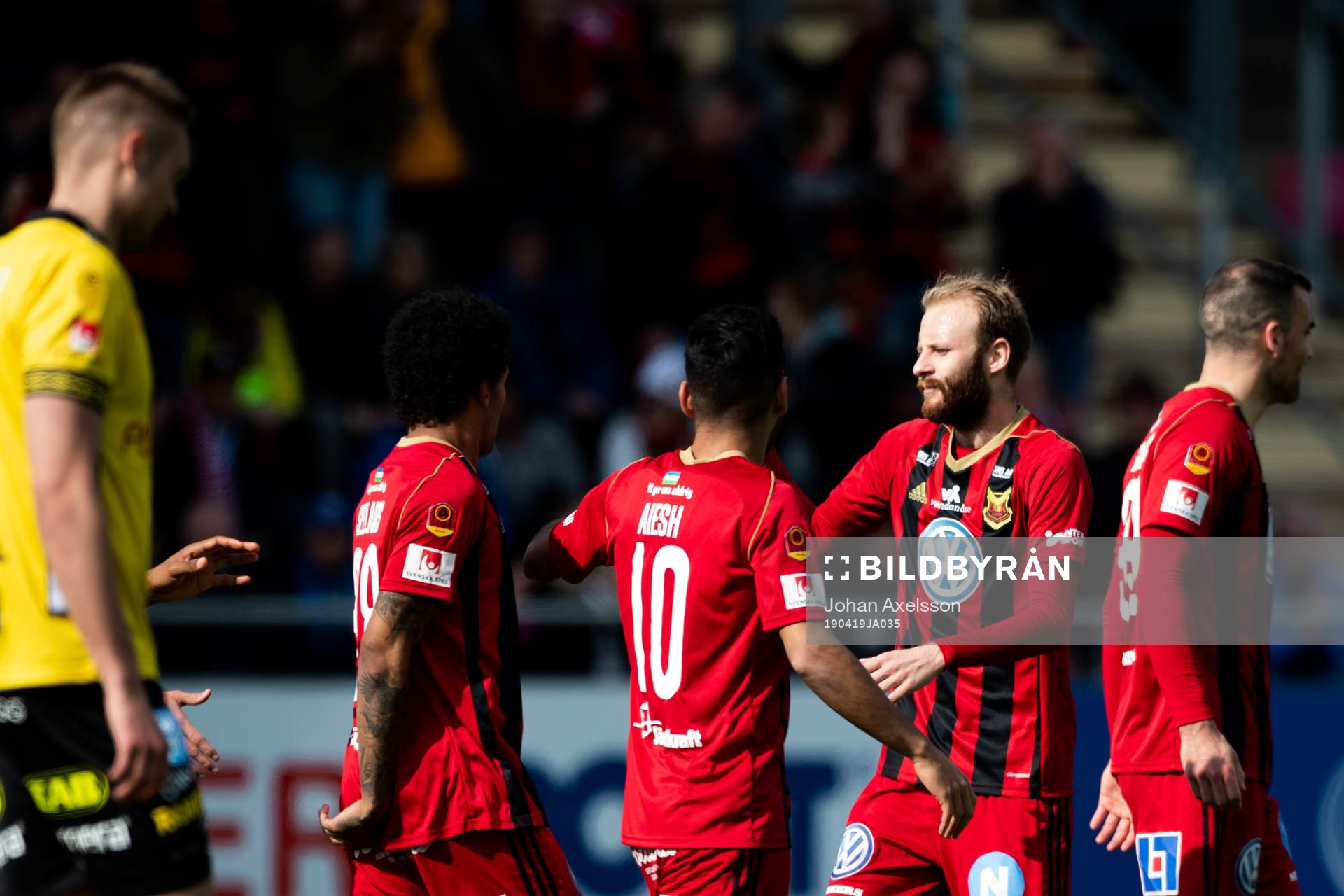 Östersunds Curtis Edwards jublar med Hosam Aiesh