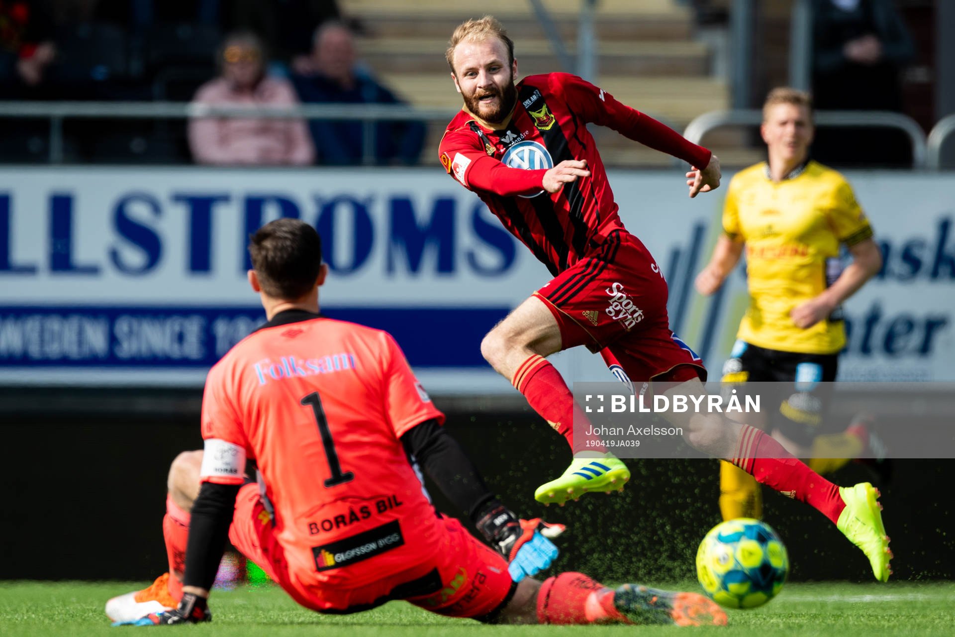 Östersunds Curtis Edwards mot Elfsborgs målvakt Kevin