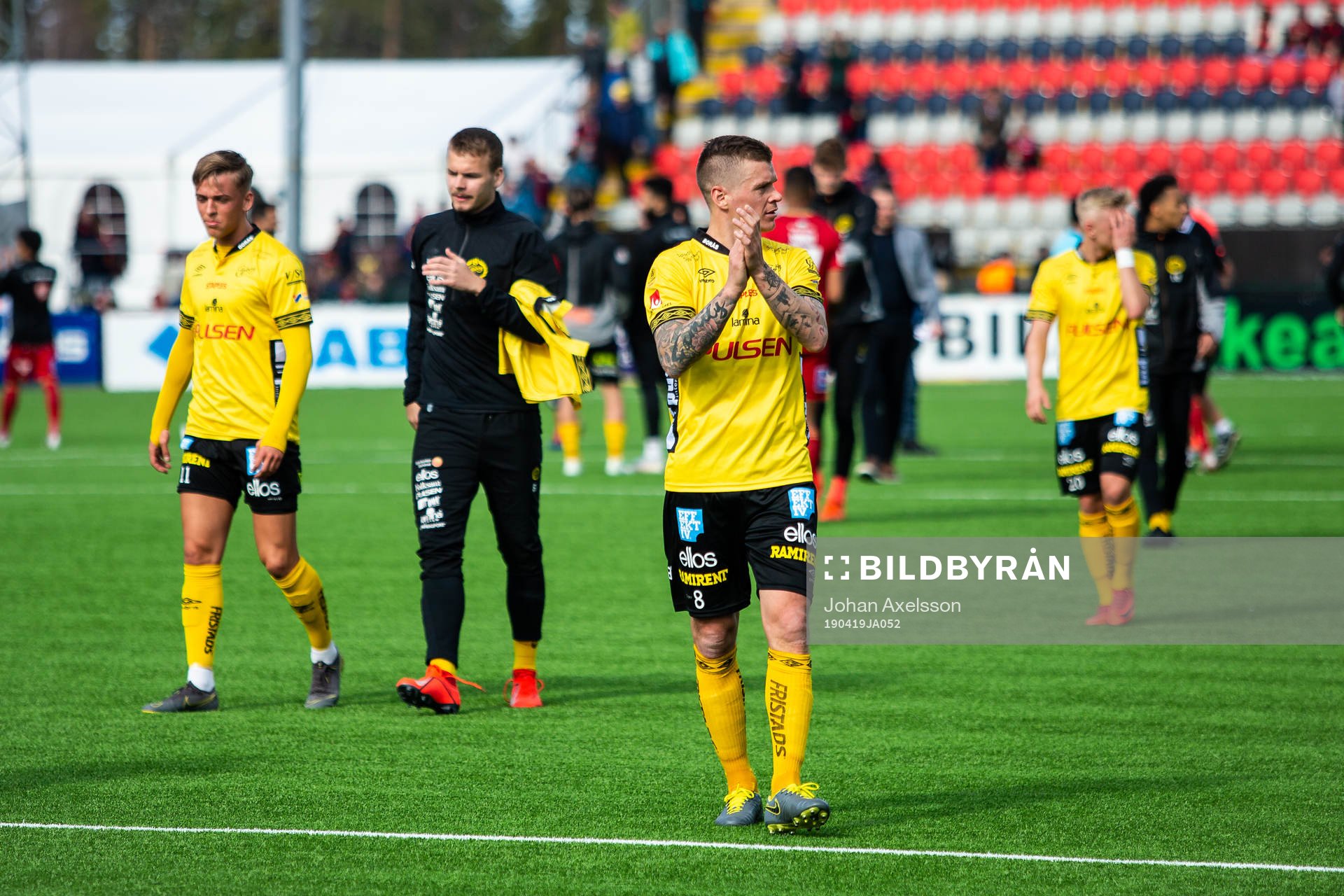 Elfsborgs Samuel Holmén jublar med publiken efter fotbollsmatchen i Allsvenskan mellan Östersund och Elfsborg den 19 April 2019 i Östersund.