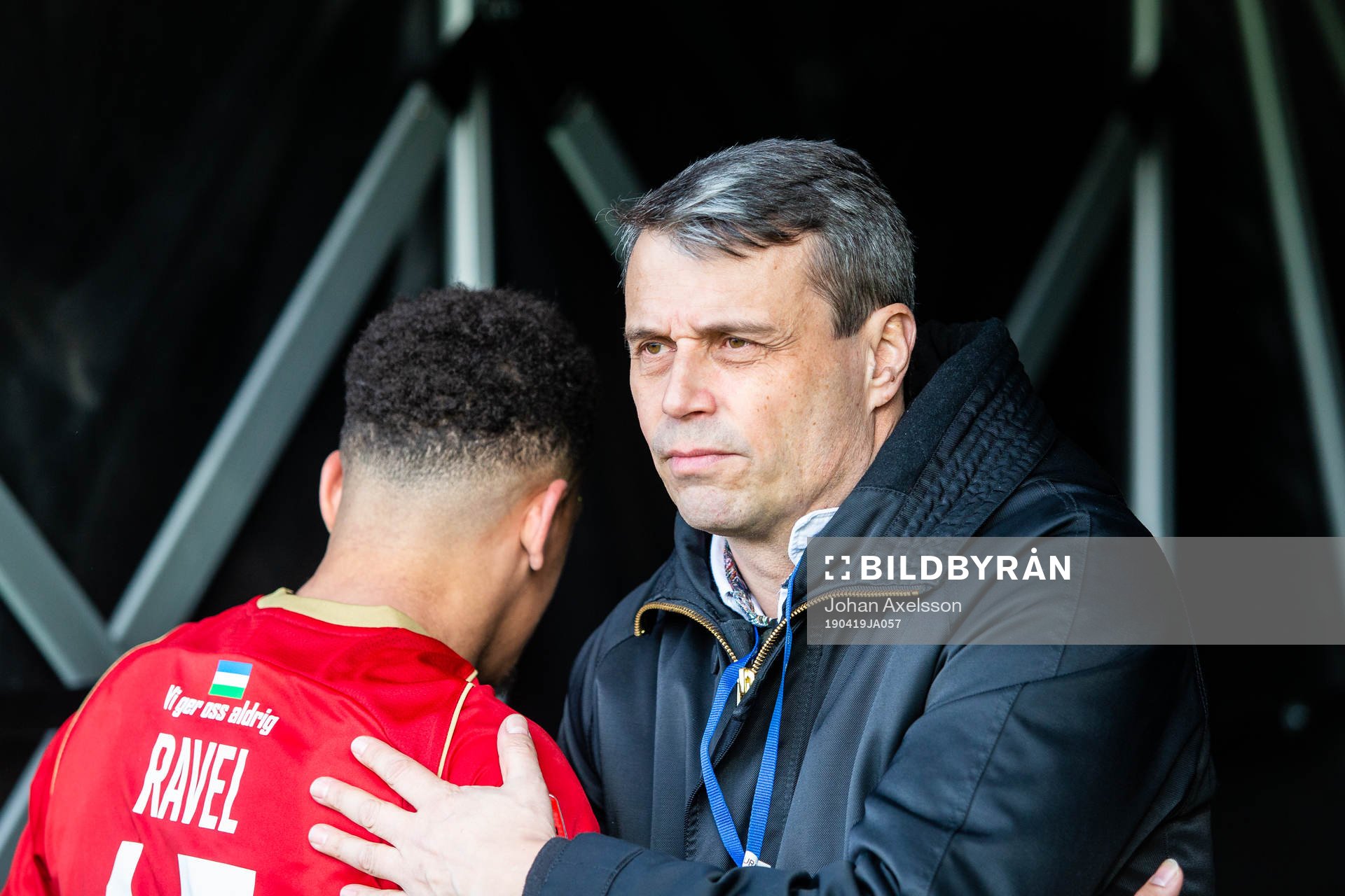 Östersunds tidigare ordförande Daniel Kindberg klappar om