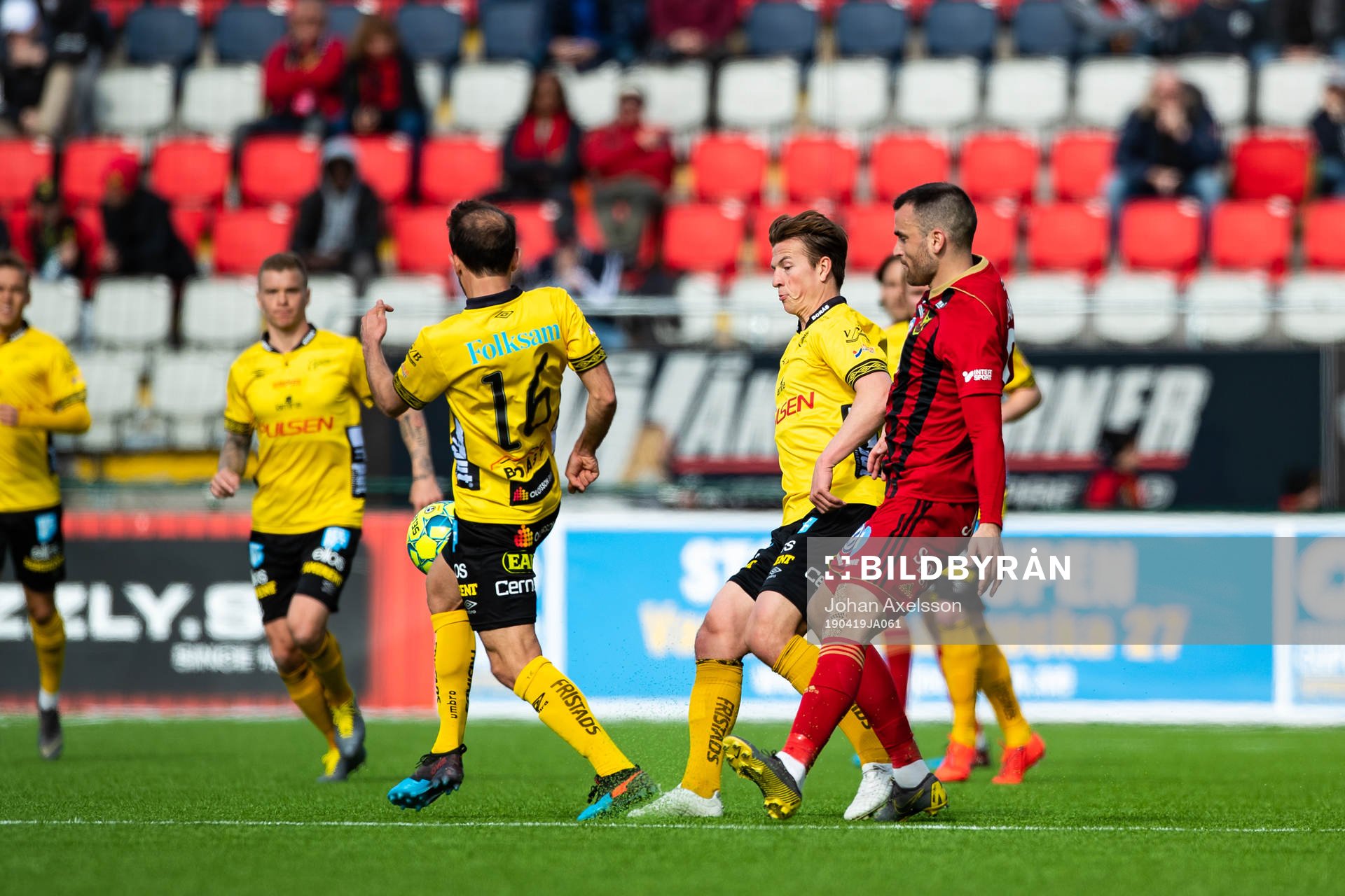 Elfsborgs Simon Olsson och Östersunds Dino Islamovic