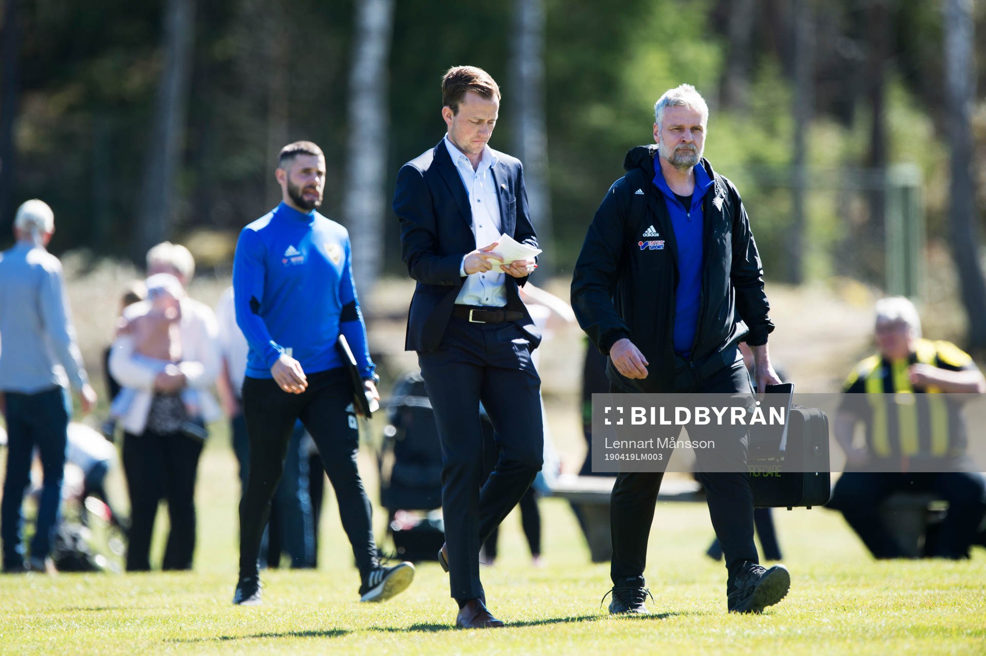 IFK Hässleholms tränarduo Chadie Hotait och Jonas Jönsson samt lagledaren Stefan Nilsson i matchen i division 2 mellan Älmeboda/Linneryd och IFK Hässleholm i Rävemåla april 2019.