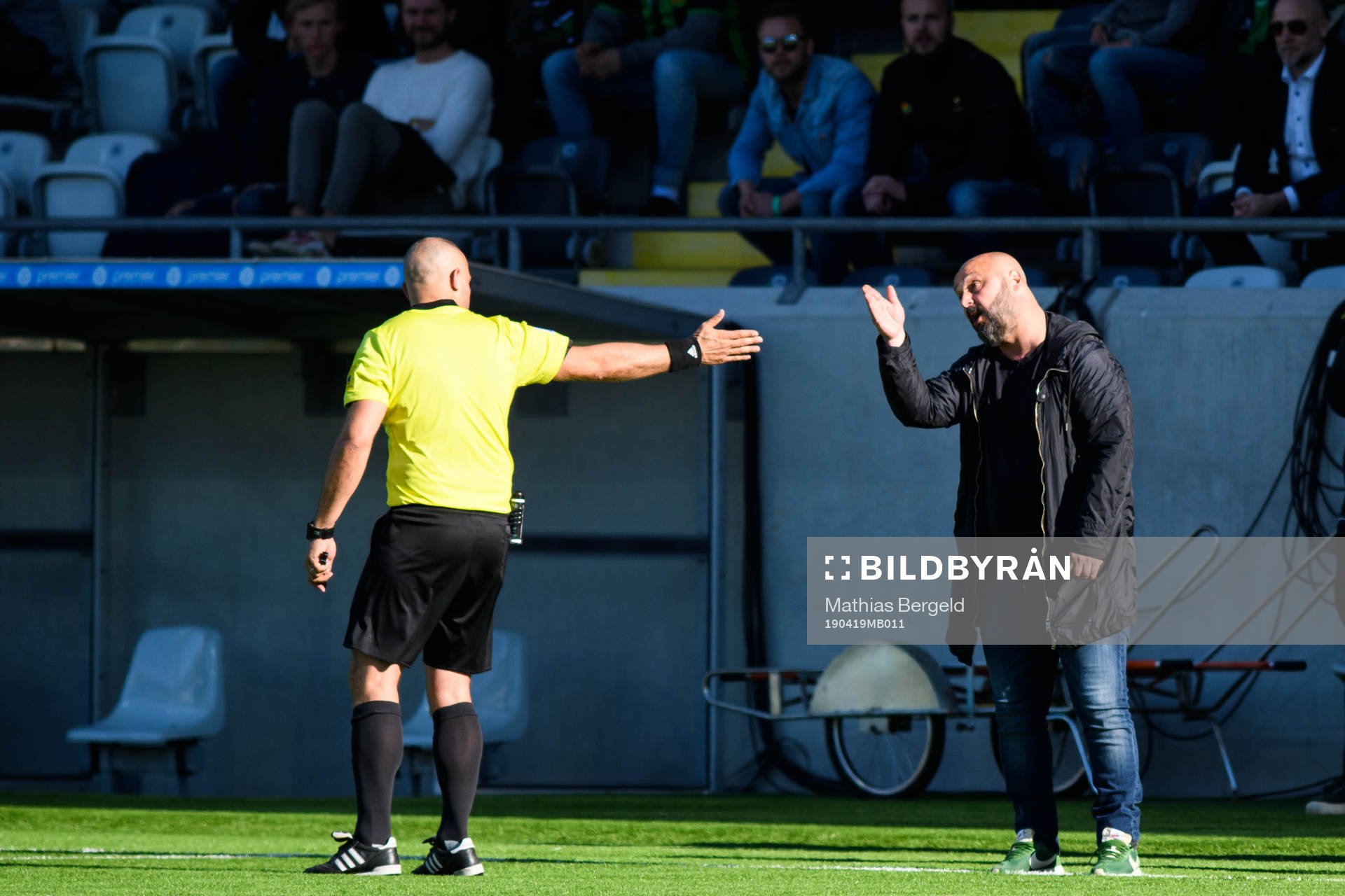 GAIS tränare Bosko Orovic reagerar mot domaren