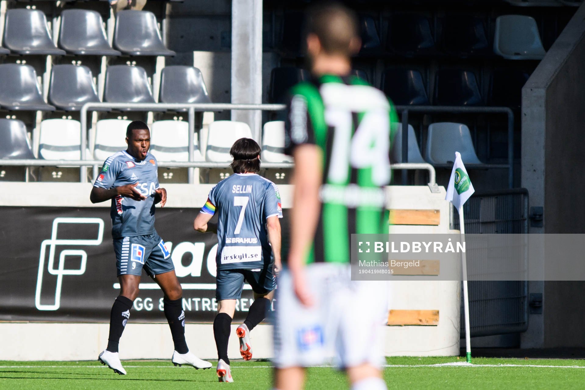 Brages Christian Kouakou jublar med Robbin Sellin
