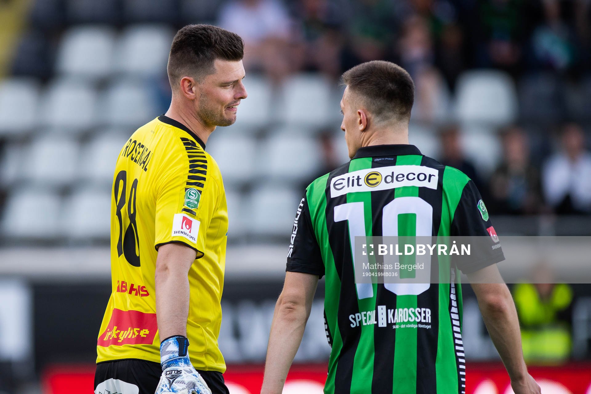 Brages målvakt Peter Rosendal i diskussion med GAIS