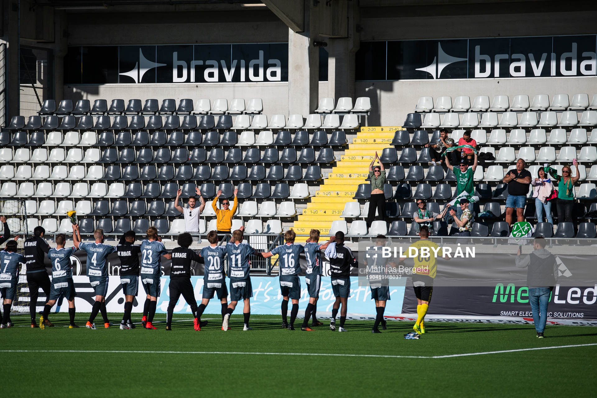 Brages spelare tackar supportrarna efter fotbollsmatchen i Superettan mellan Gais och Brage den 19 april 2019 i Göteborg.