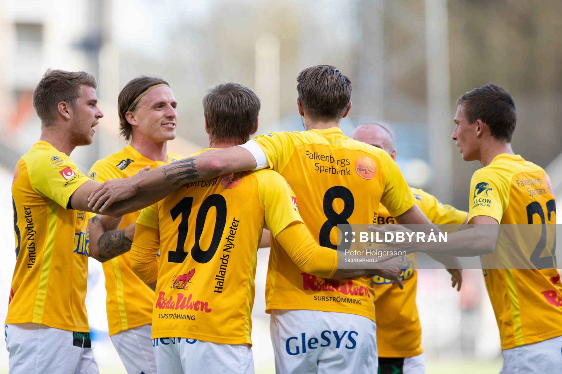 Falkenbergs spelare jublar med Tobias Karlsson