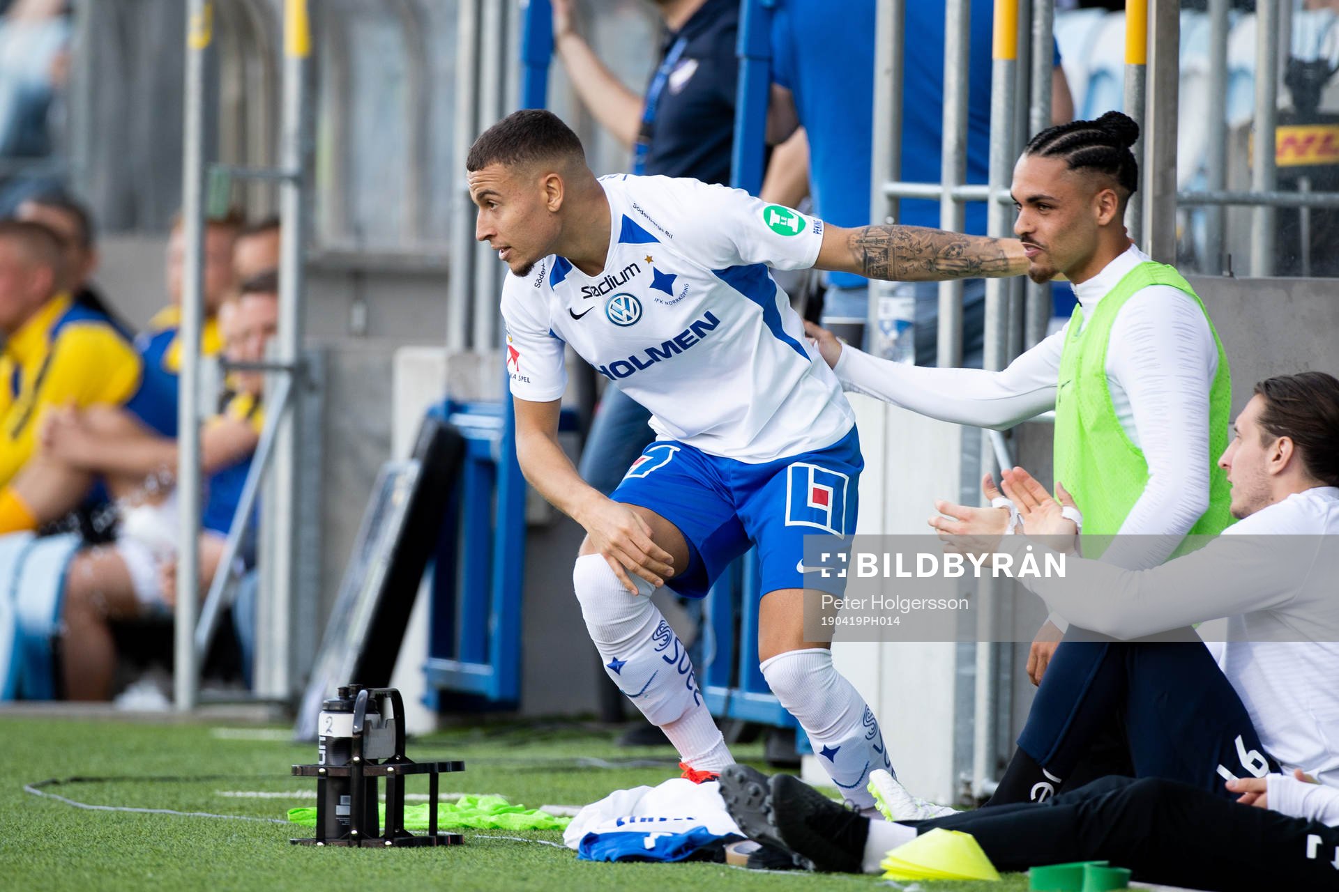 IFK Norrköpings Jordan Larsson jublar med bänken