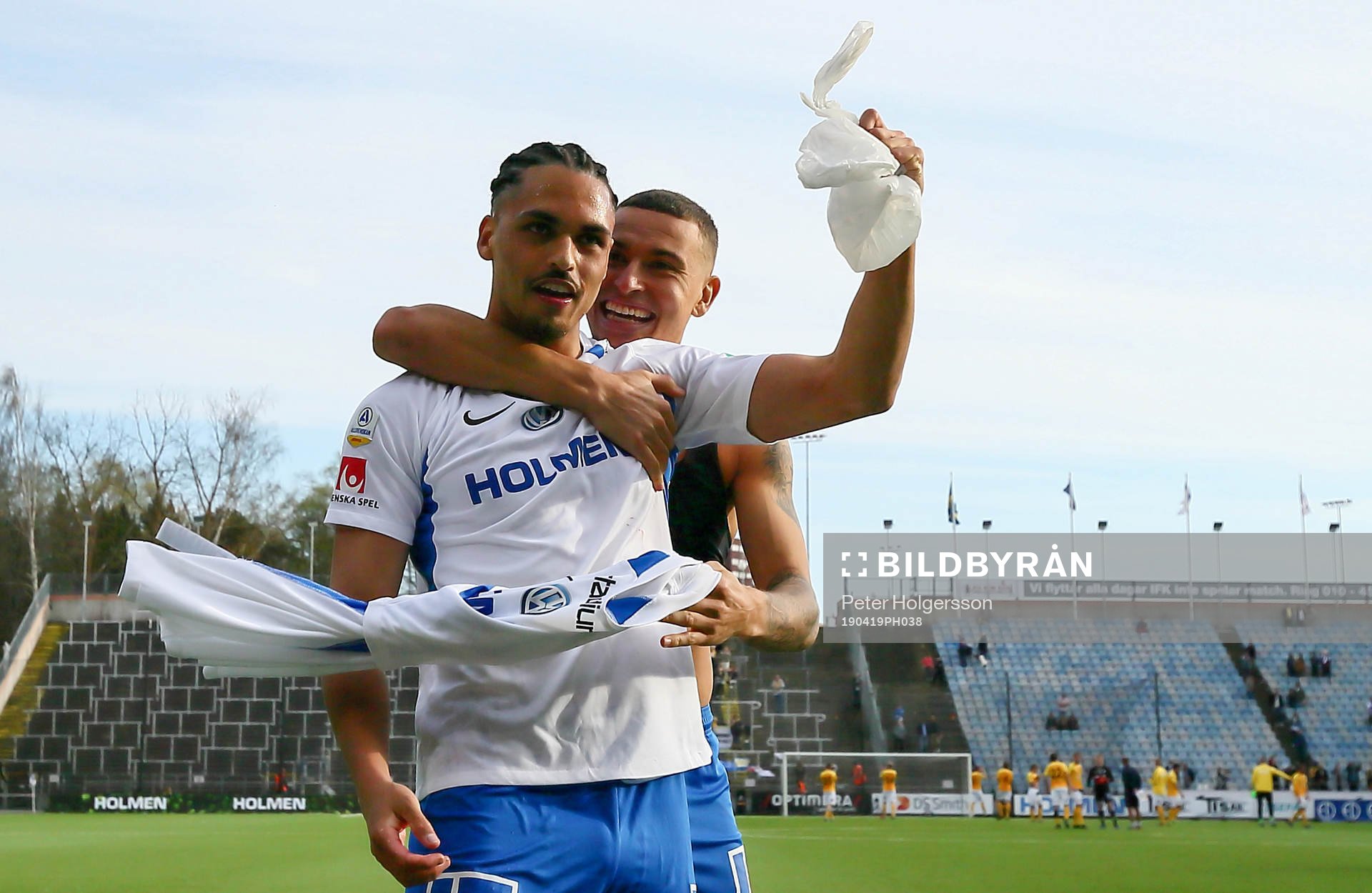 IFK Norrköpings Jordan Larsson och Alexander Jakobsen jublar med ispåse under fotbollsmatchen i Allsvenskan mellan IFK Norrköping och Falkenberg den 19 april 2019 i Norrköping.