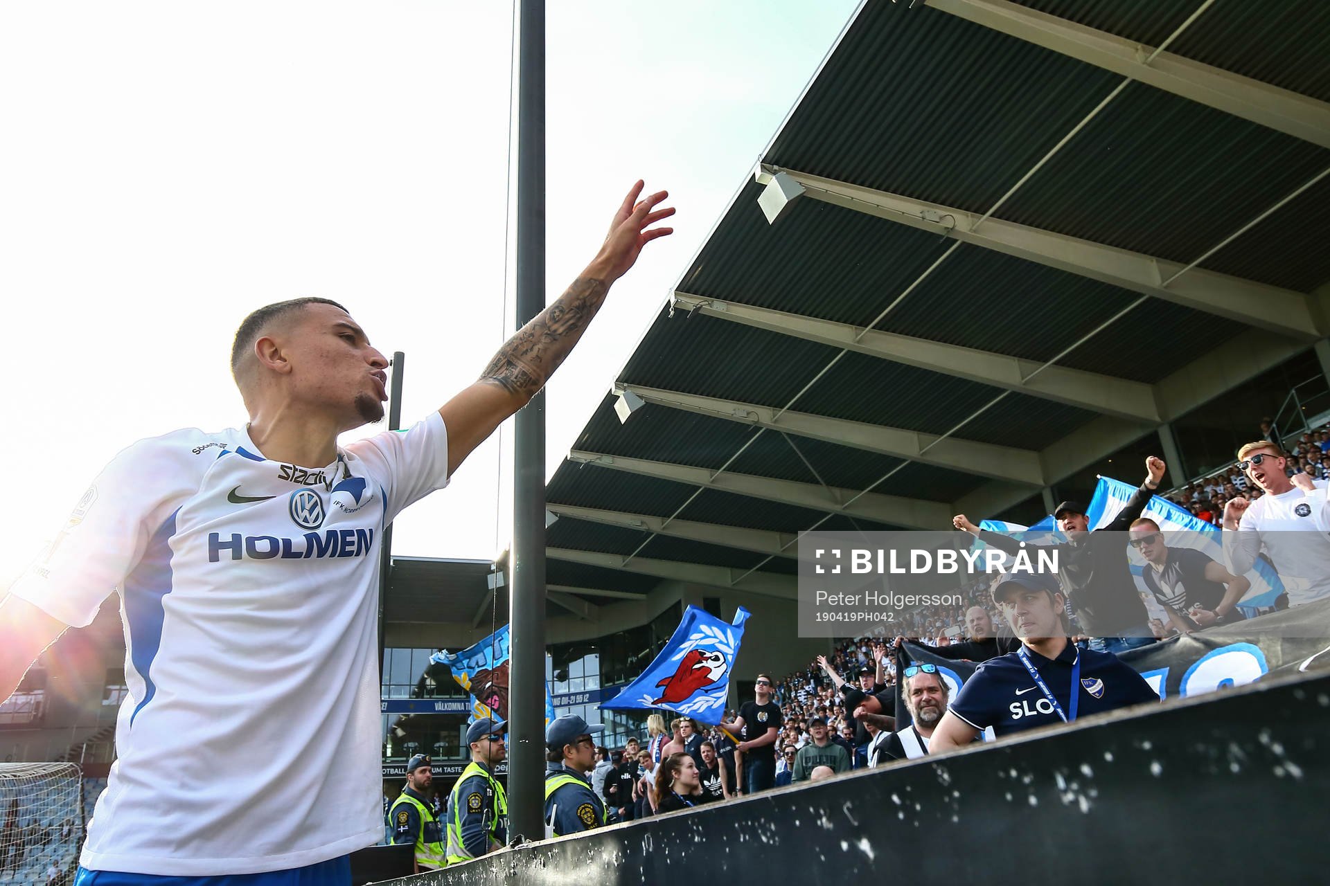 IFK Norrköpings Jordan Larsson jublar och sjunger med