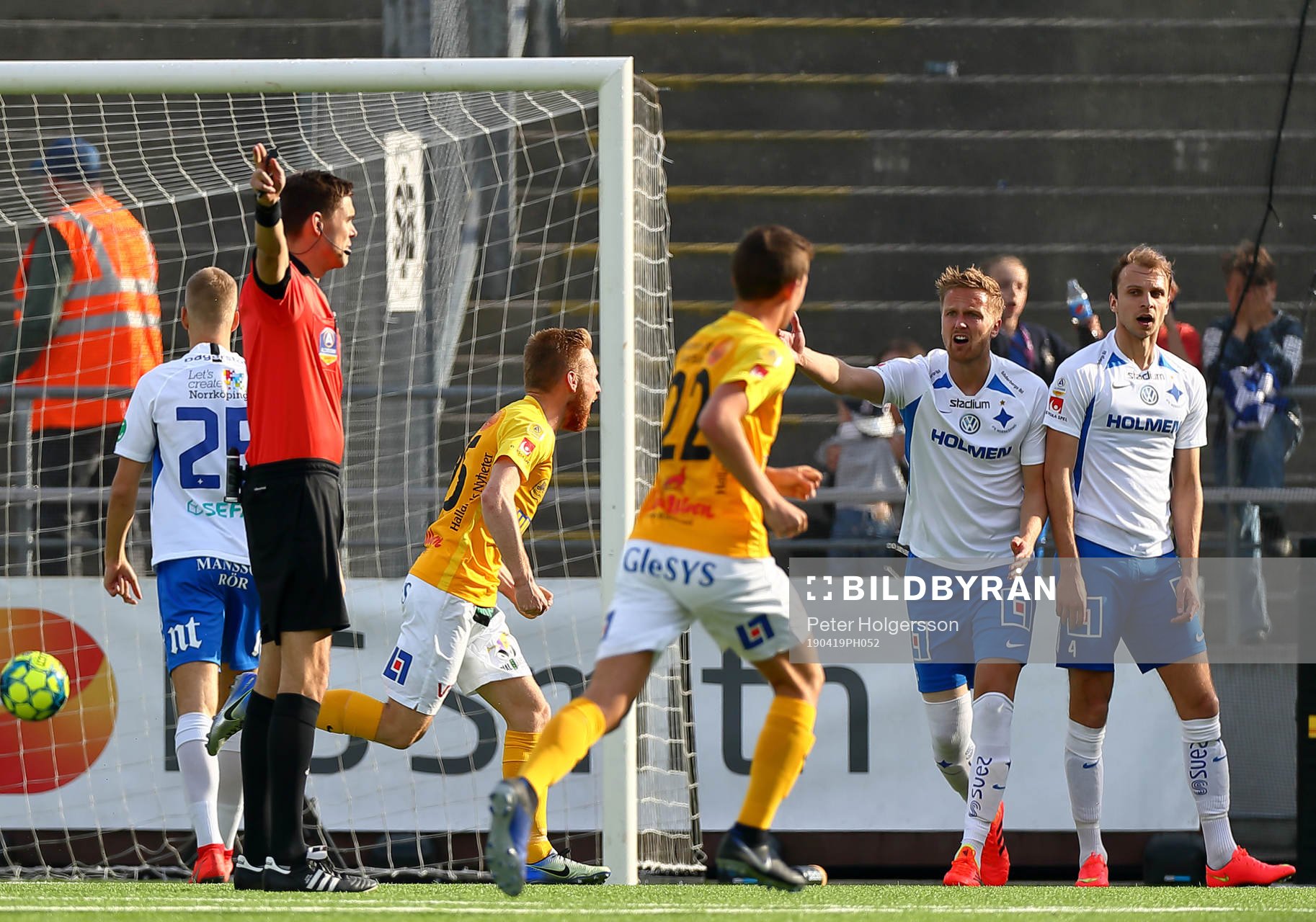Falkenbergs Tobias Englund jublar efter mål 2-2 av Christoffer Carlsson under fotbollsmatchen i Allsvenskan mellan IFK Norrköping och Falkenberg den 19 april 2019 i Norrköping.