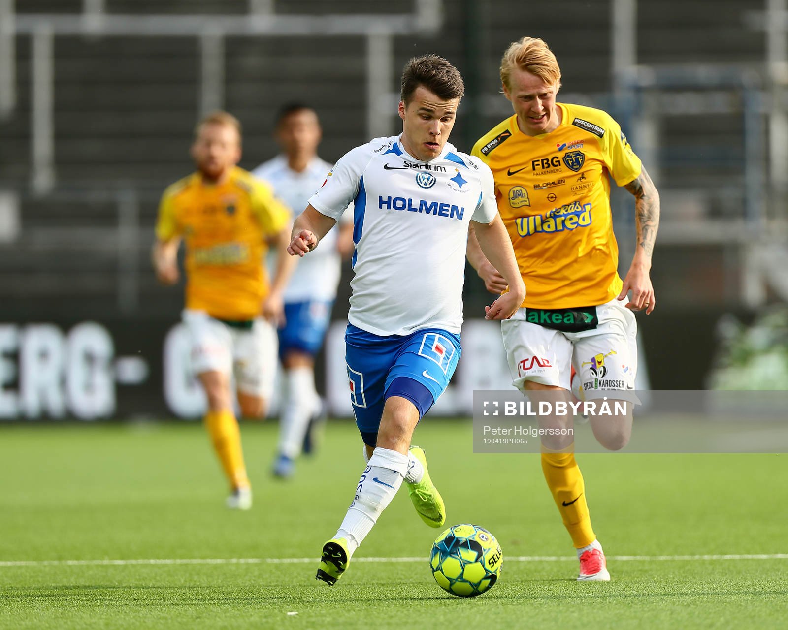 Falkenbergs Jacob Ericsson och IFK Norrköpings Simon Skrabb under fotbollsmatchen i Allsvenskan mellan IFK Norrköping och Falkenberg den 19 april 2019 i Norrköping.