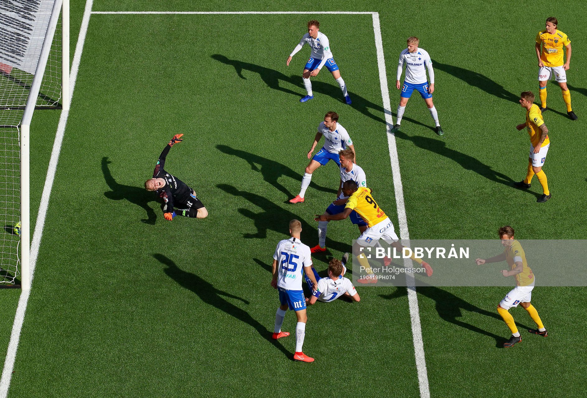 Självmål 1-1 av IFK Norrköpings Kasper Larsen förbi