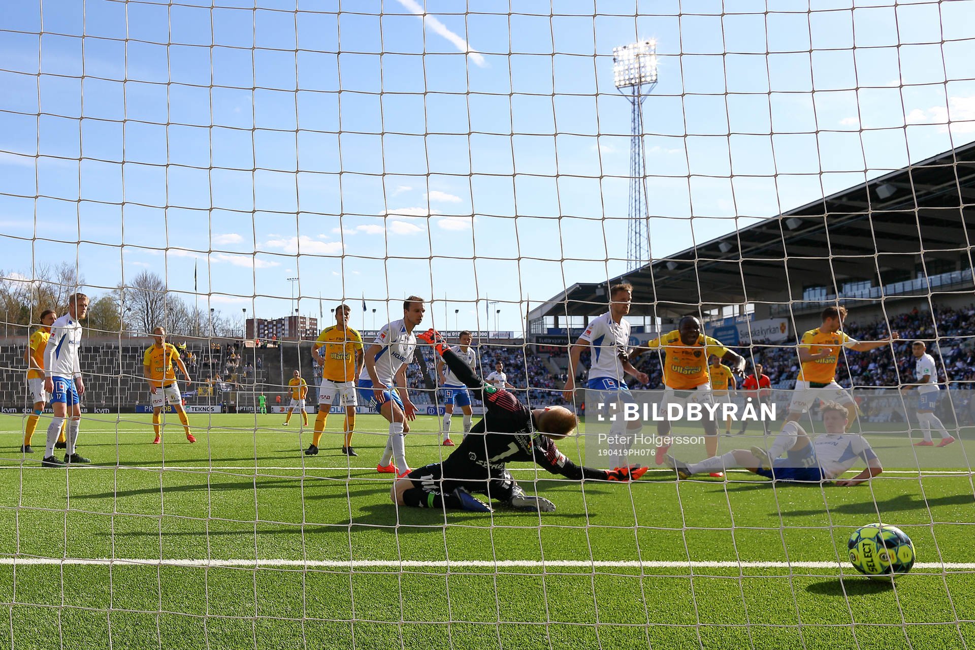 Självmål 1-1 av IFK Norrköpings Kasper Larsen förbi