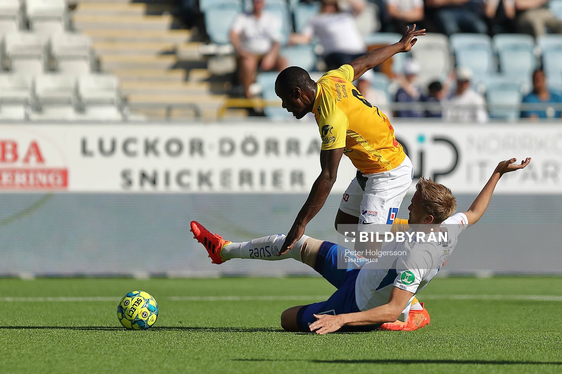 Falkenbergs Nsima Peter och IFK Norrköpings Kasper Larsen