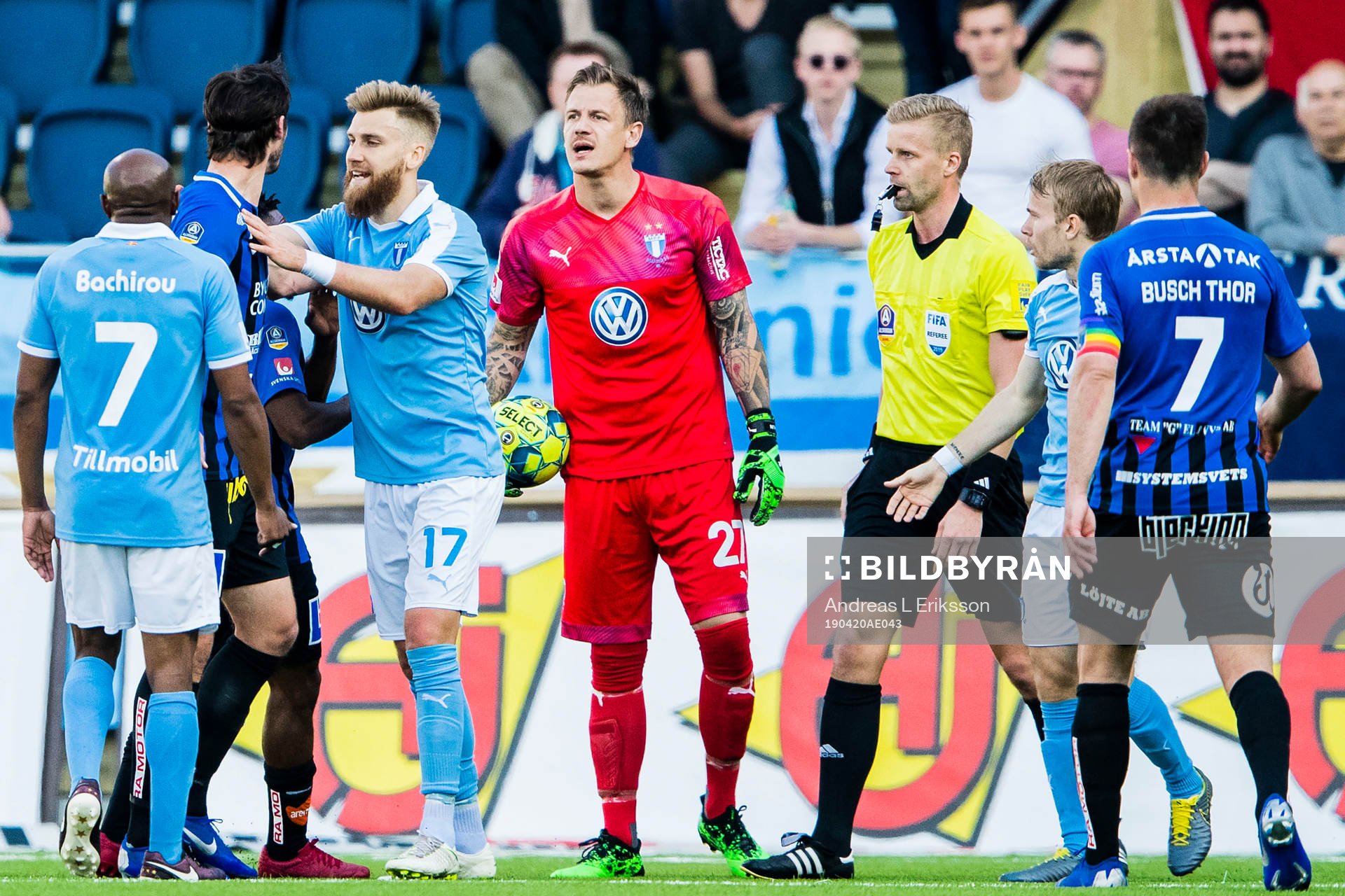 Sirius Philip Haglund i diskussion med Malmö FFs Johan