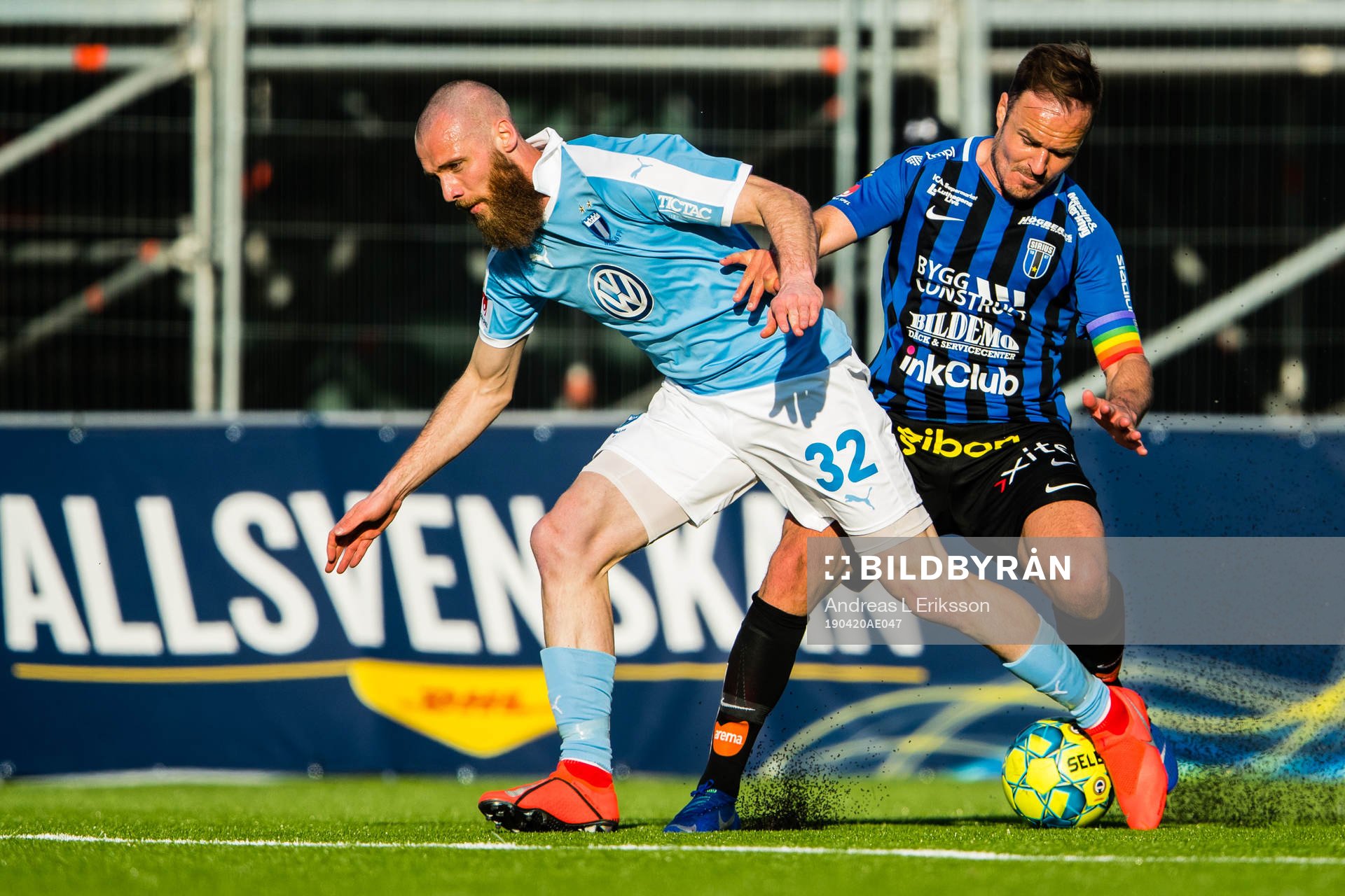 Sirius Niklas Busch Thor tar bollen framför Malmö FFs Jo