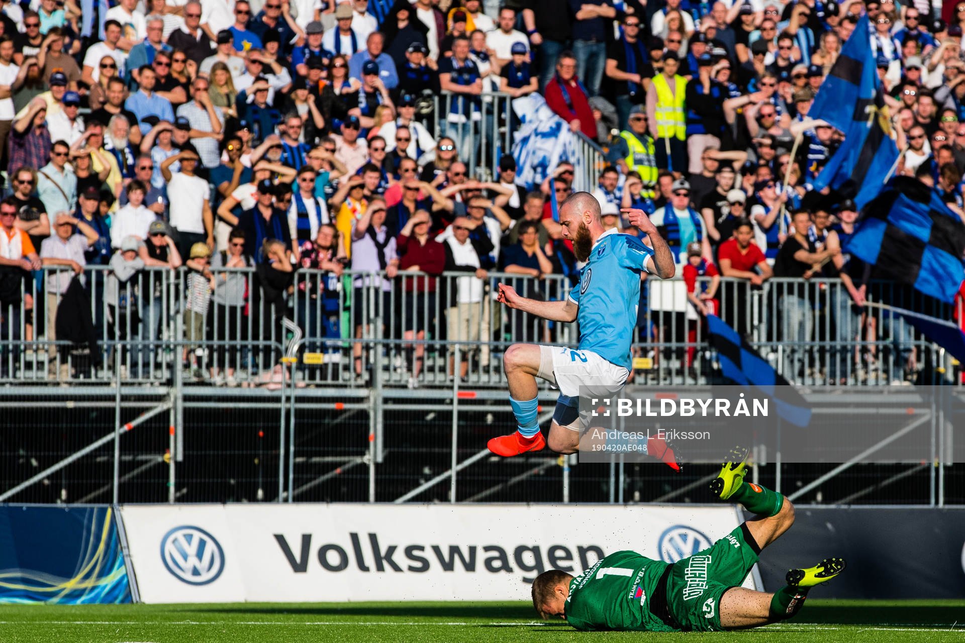 Sirius målvakt Lukas Jonsson tar bollen framför Malmö