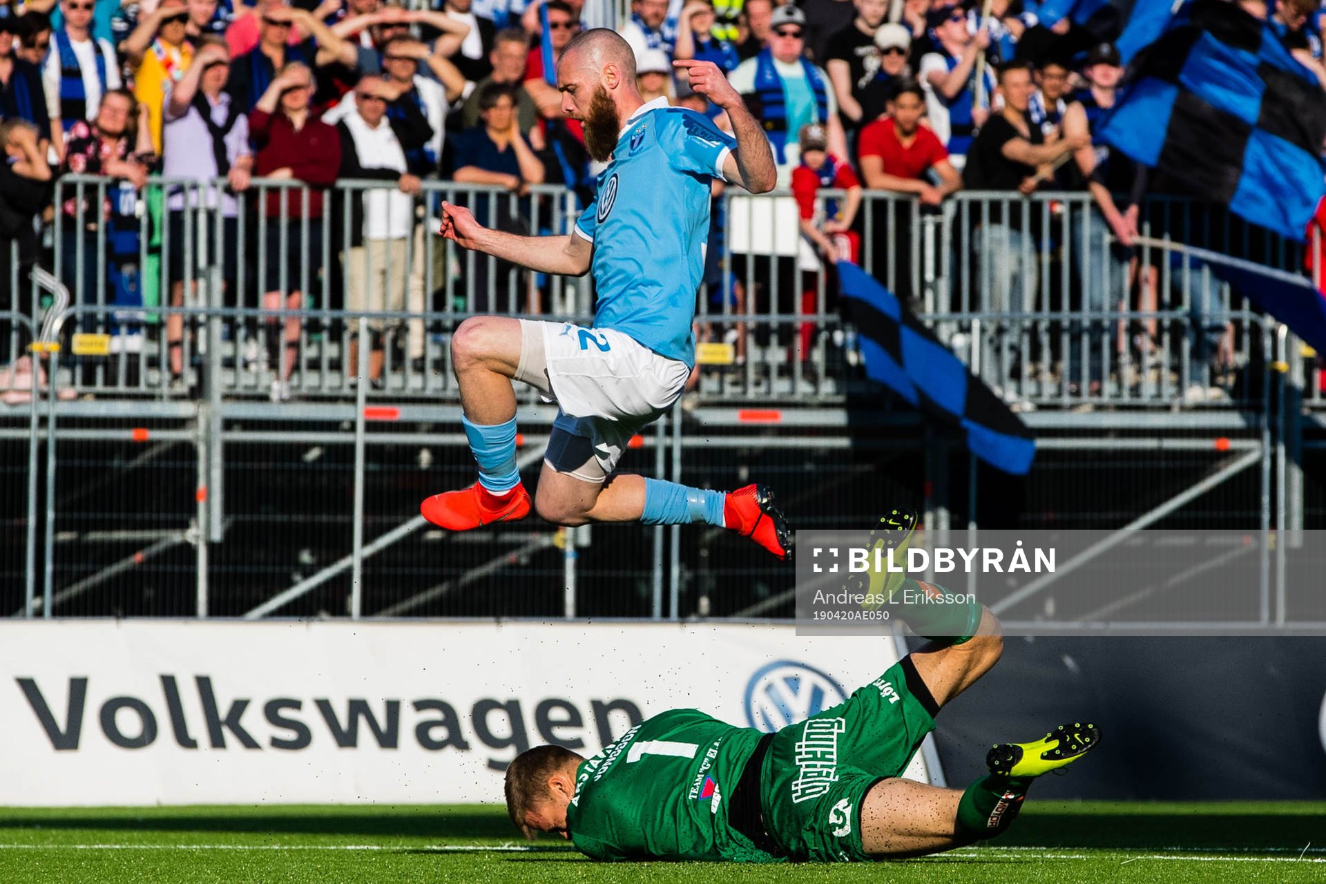 Sirius målvakt Lukas Jonsson tar bollen framför Malmö