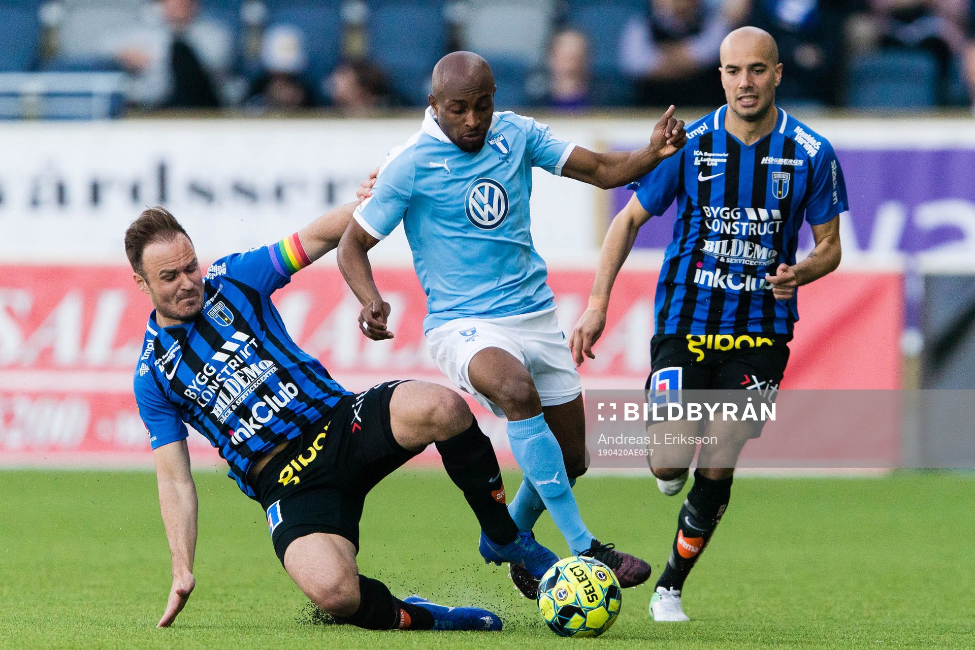 Malmö FFs Fouad Bachirou i kamp om bollen med Sirius