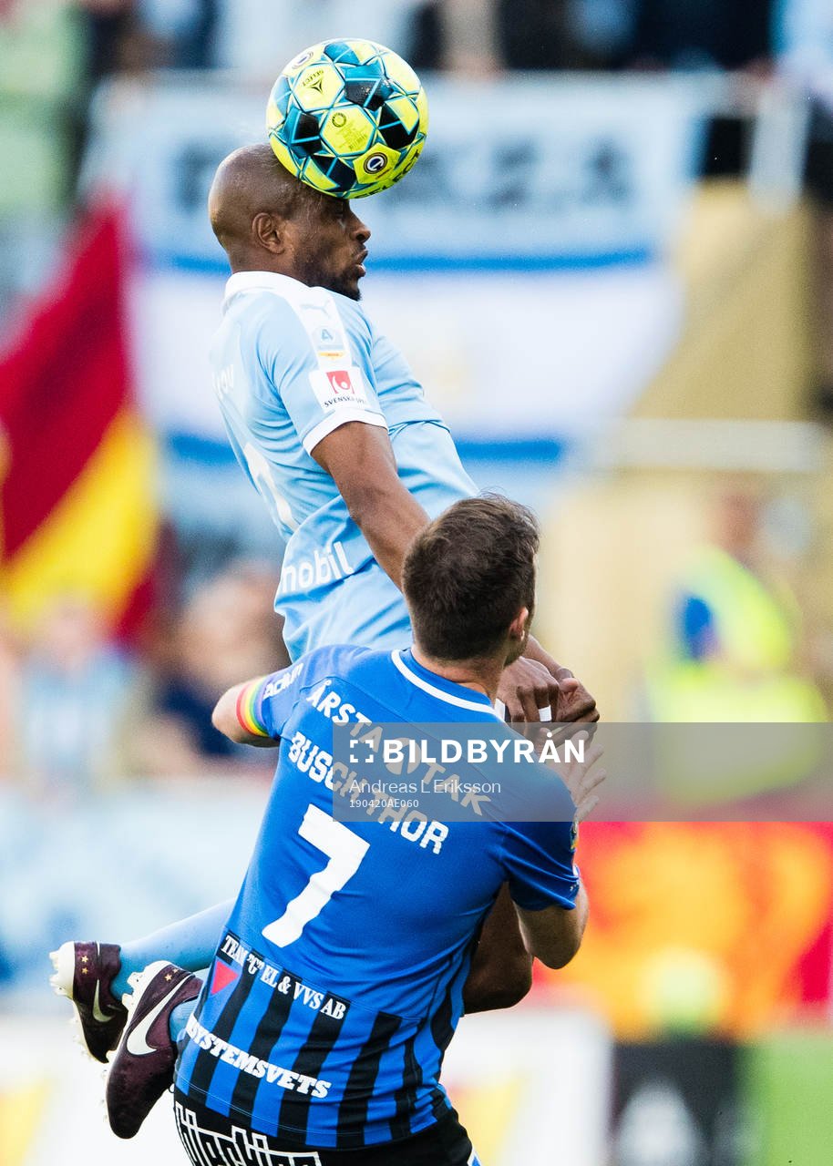Malmö FFs Fouad Bachirou i en nickduell med Sirius Niklas Busch Thor under fotbollsmatchen i Allsvenskan mellan Sirius och Malmö FF den 20 april 2019 i Uppsala.