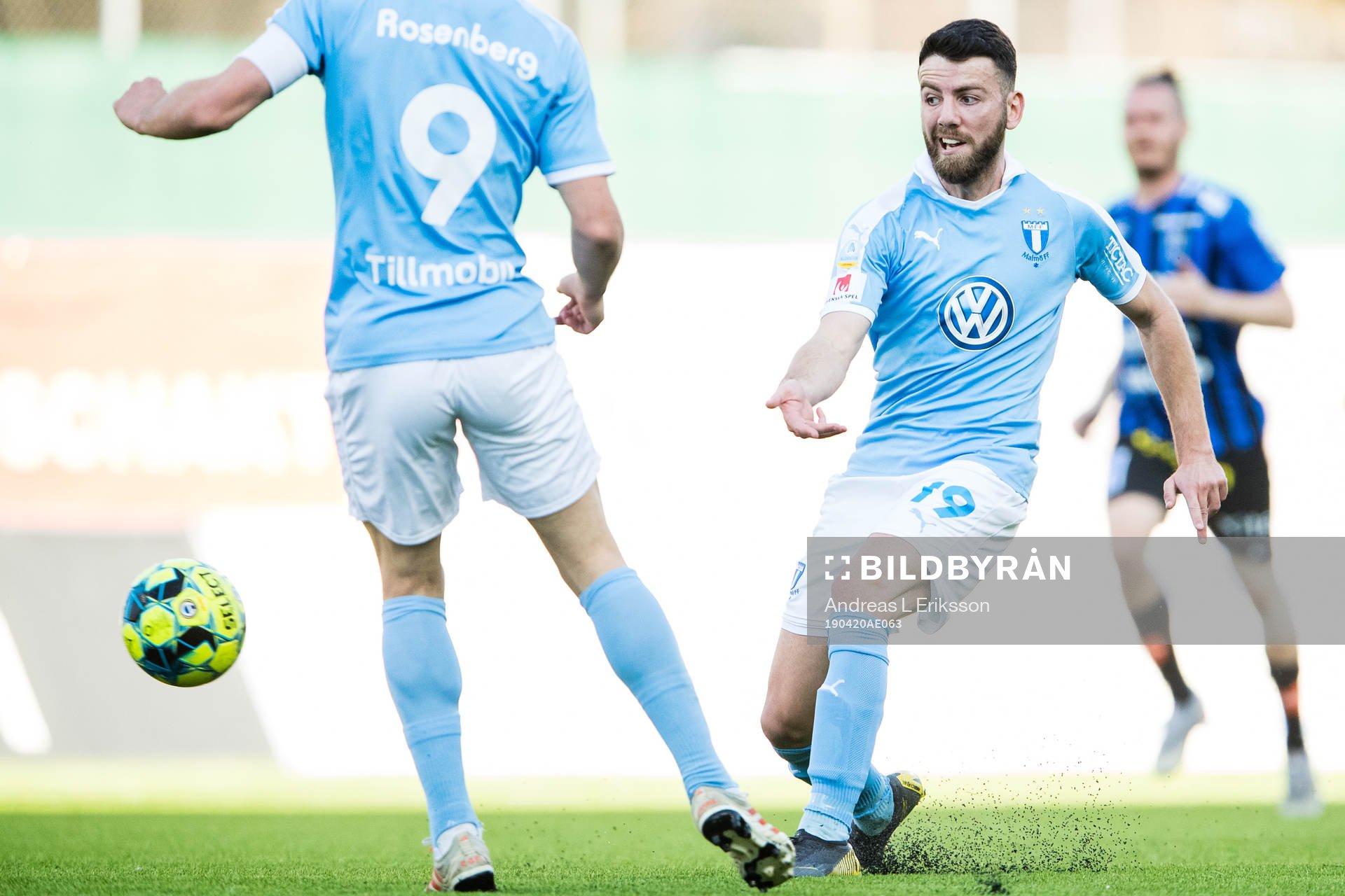 Malmö FFs Erdal Rakip med ett skott under fotbollsmatchen i Allsvenskan mellan Sirius och Malmö FF den 20 april 2019 i Uppsala. 